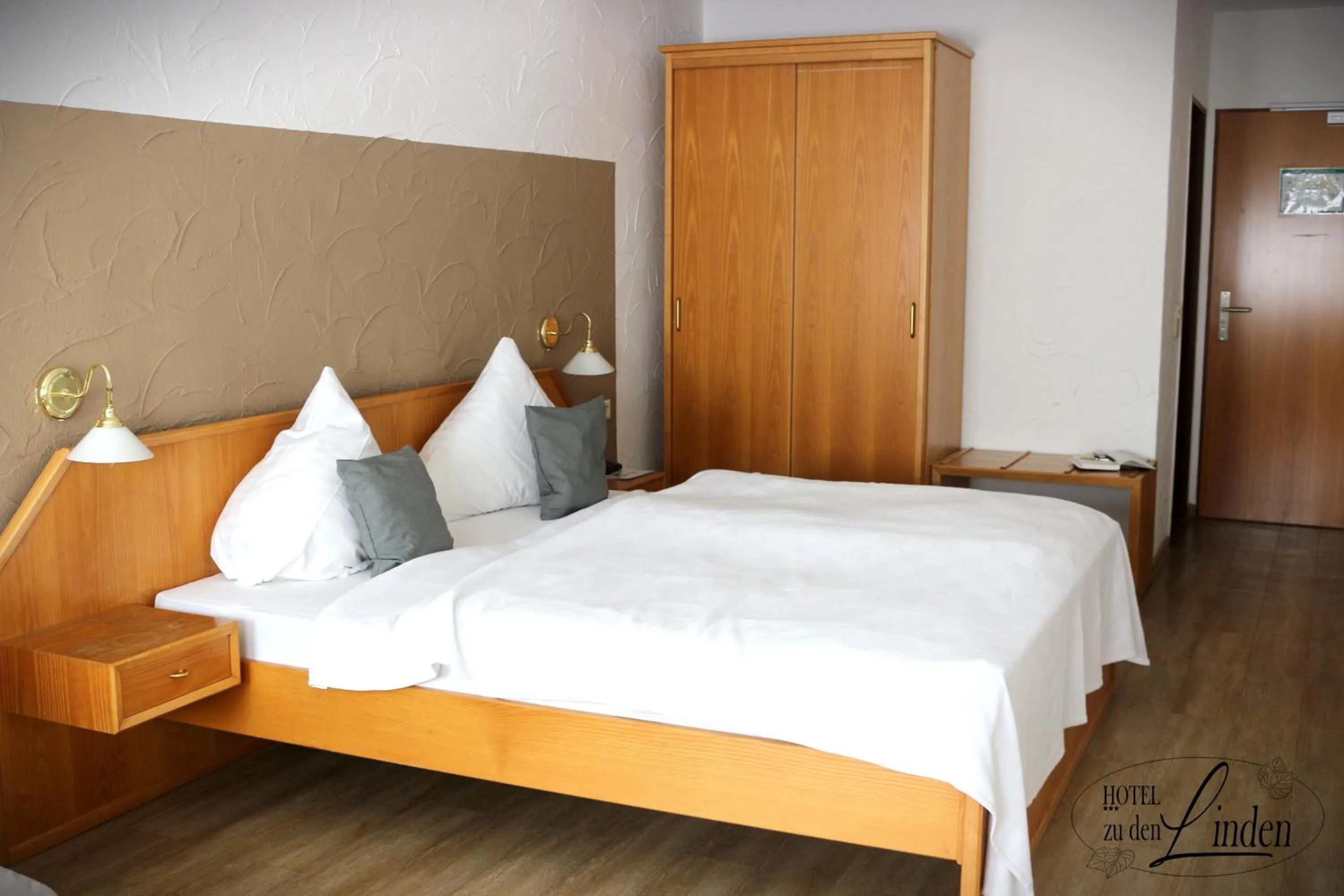 Bed in Hotel zu den Linden
