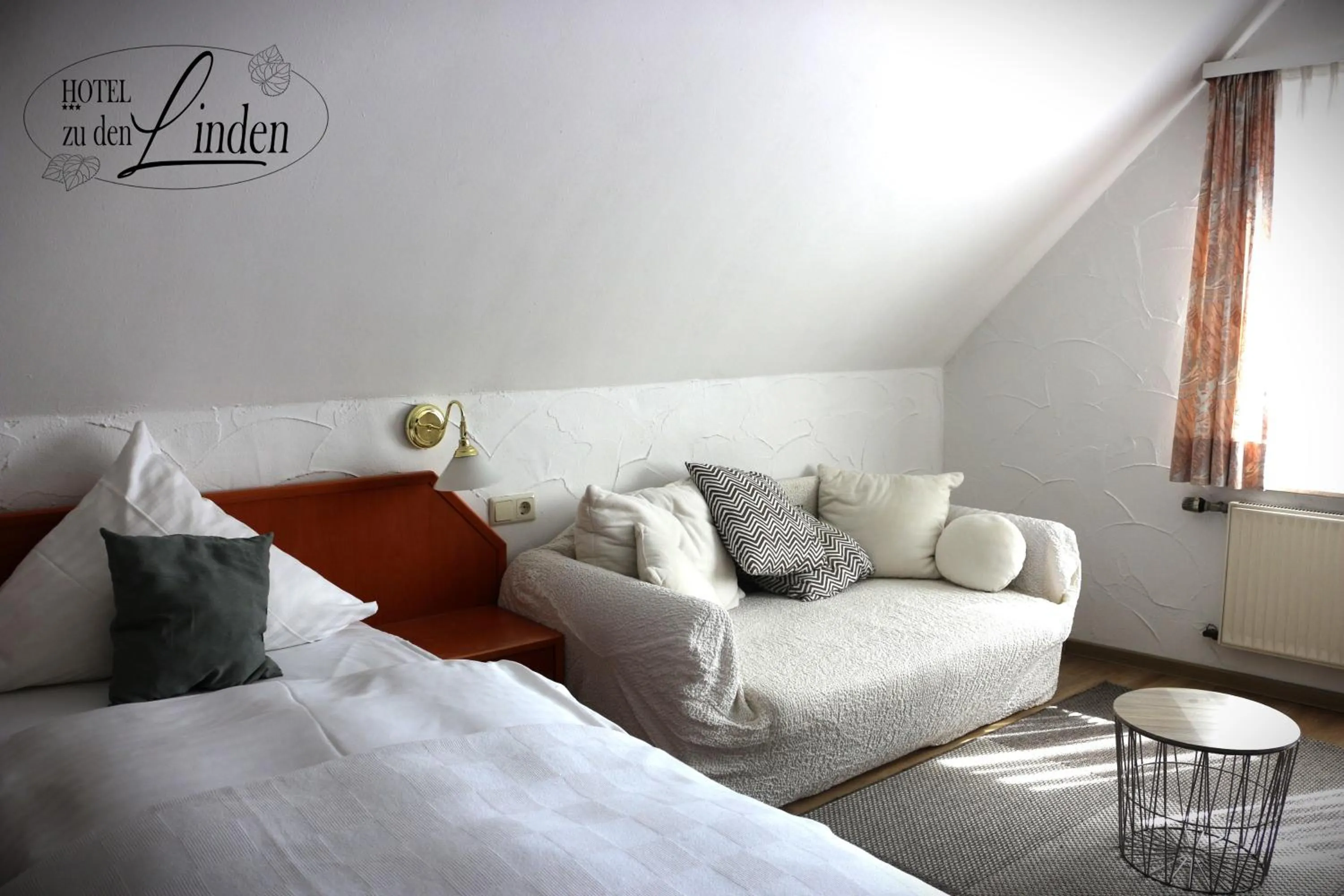Seating area, Bed in Hotel zu den Linden