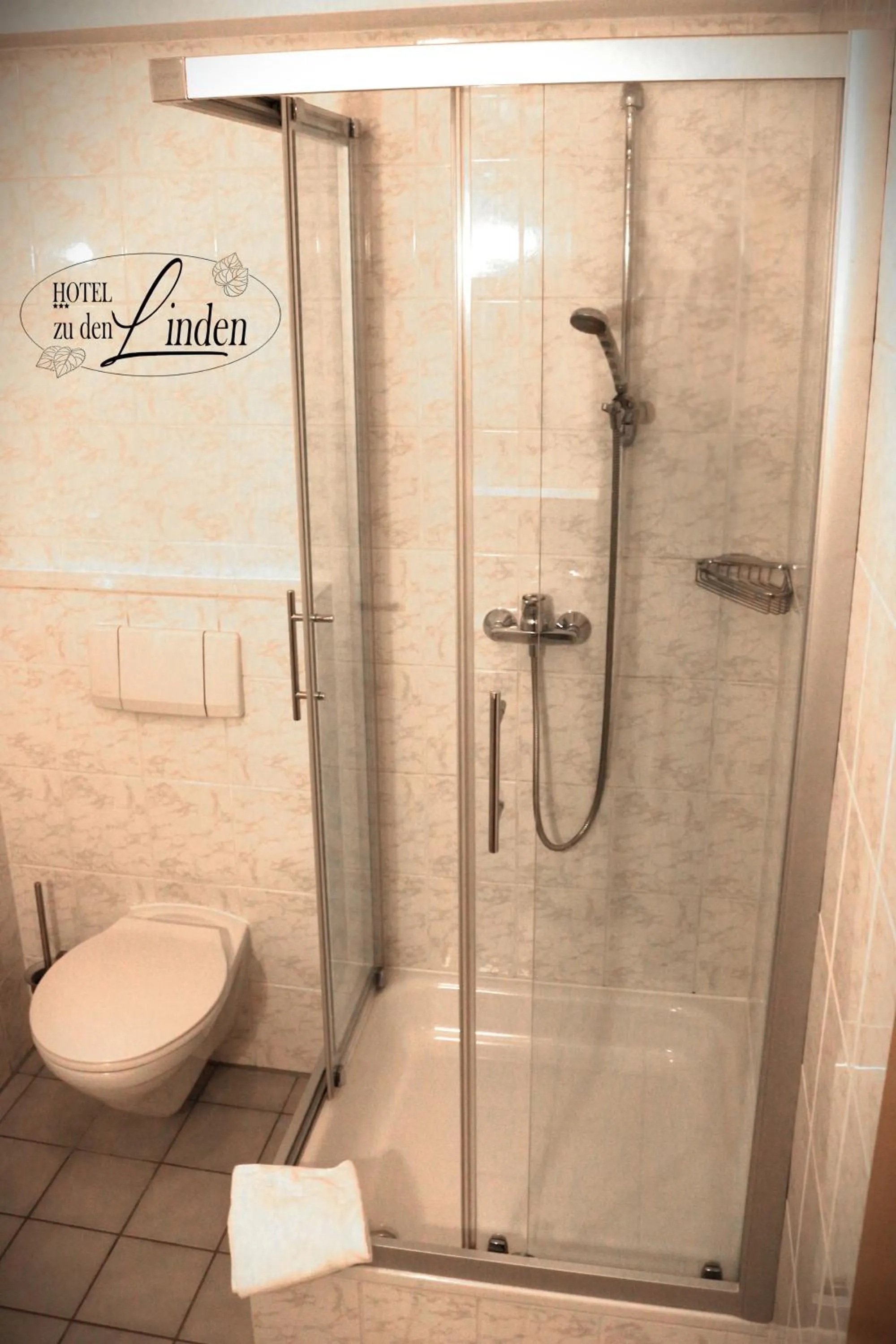 Shower in Hotel zu den Linden