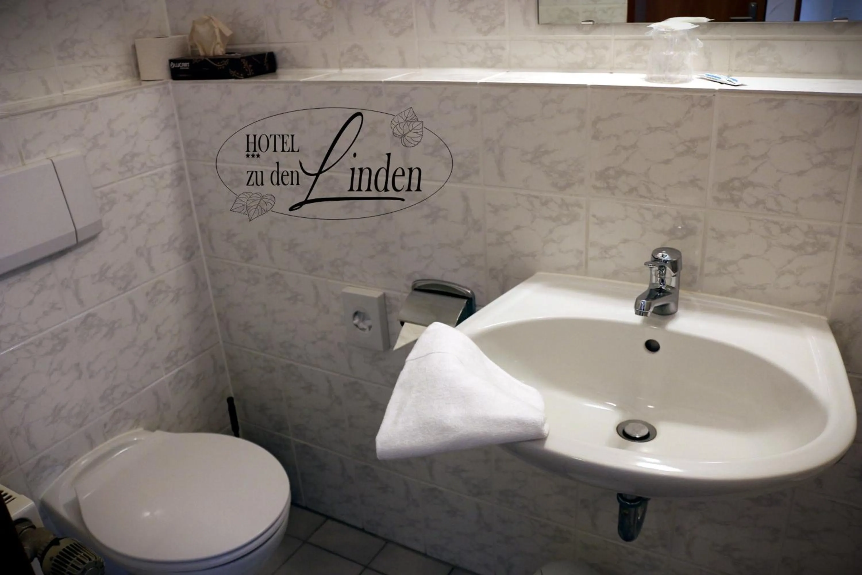 Toilet in Hotel zu den Linden