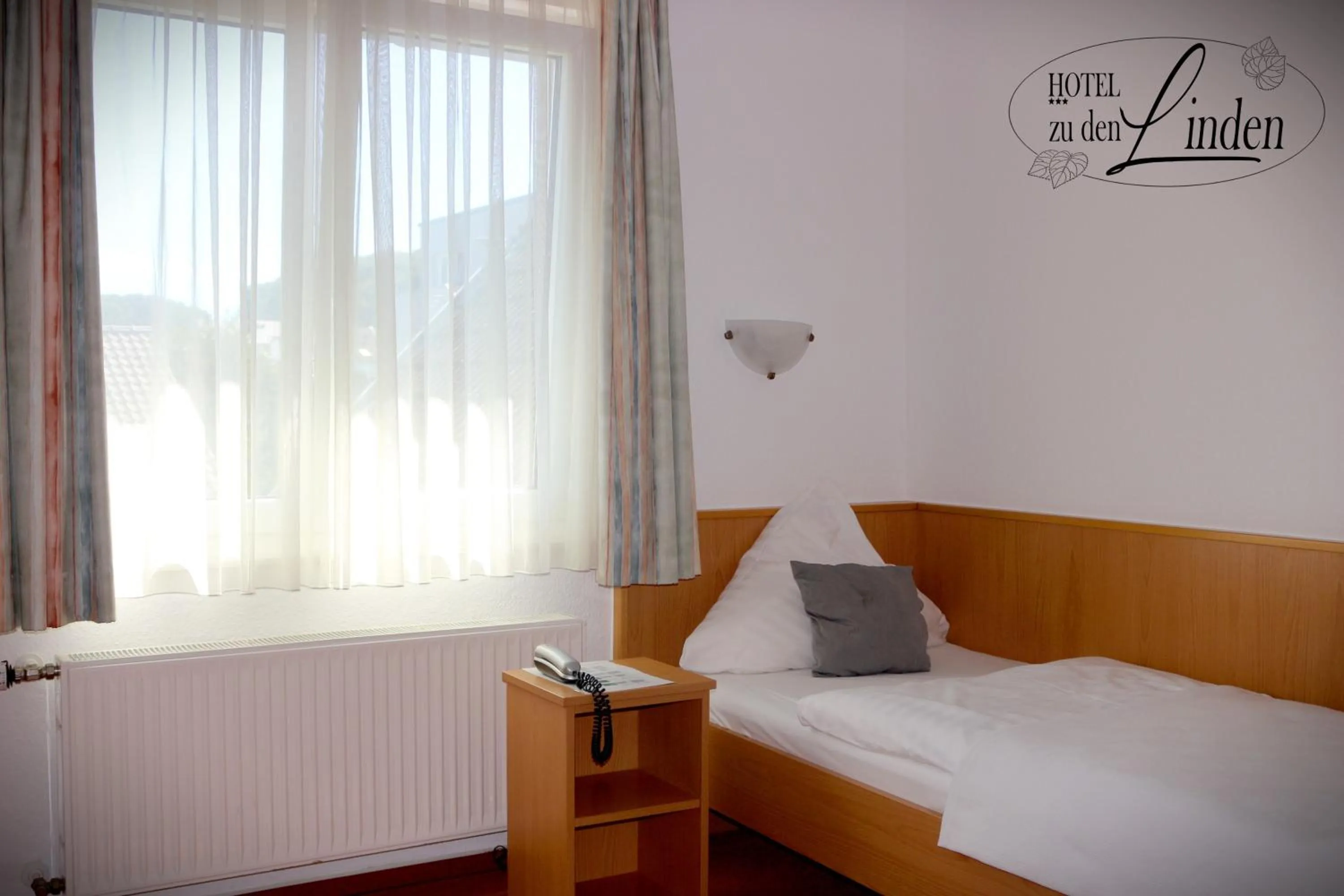 Bed in Hotel zu den Linden