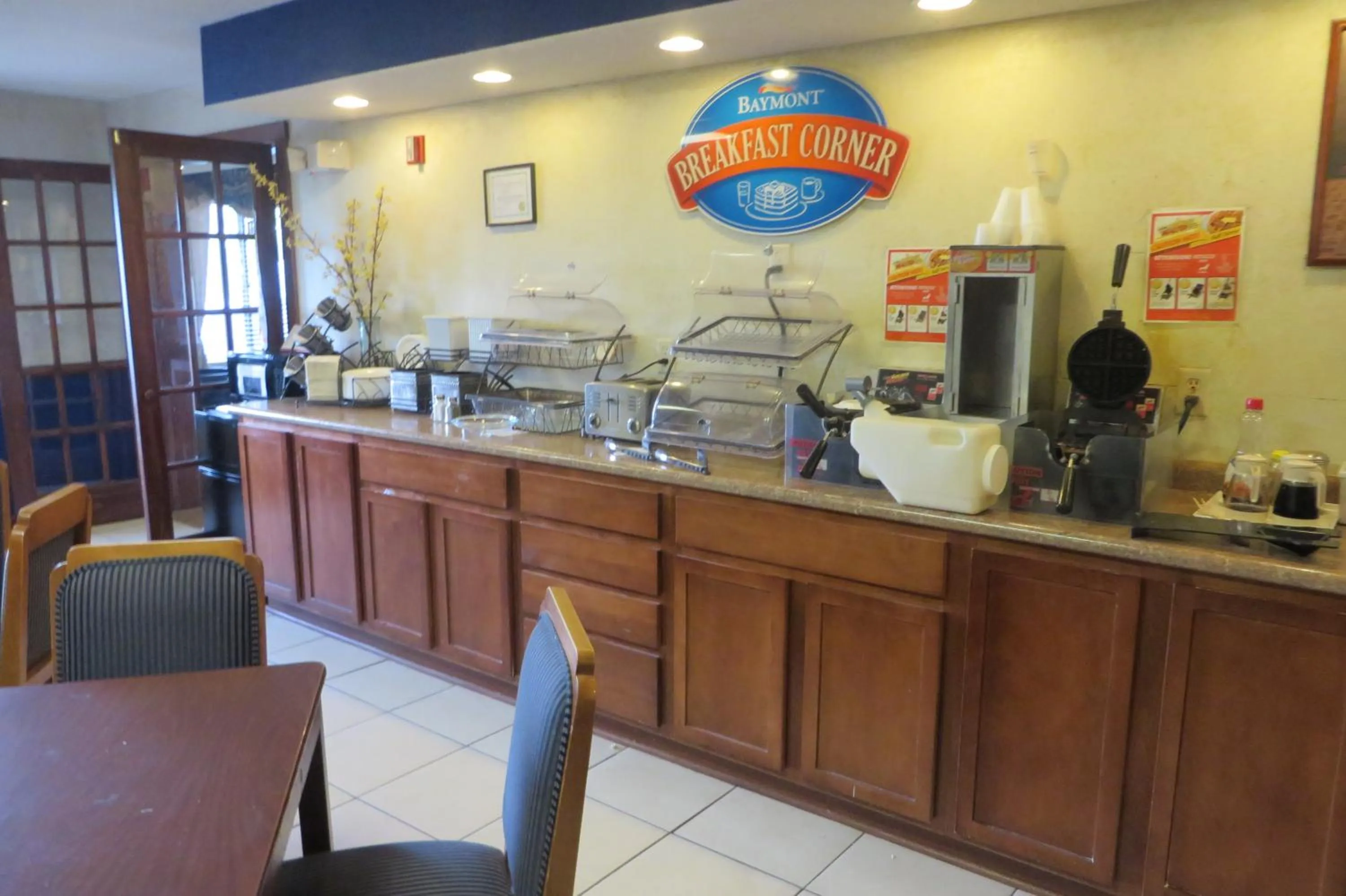 Food and drinks in Baymont by Wyndham Boone