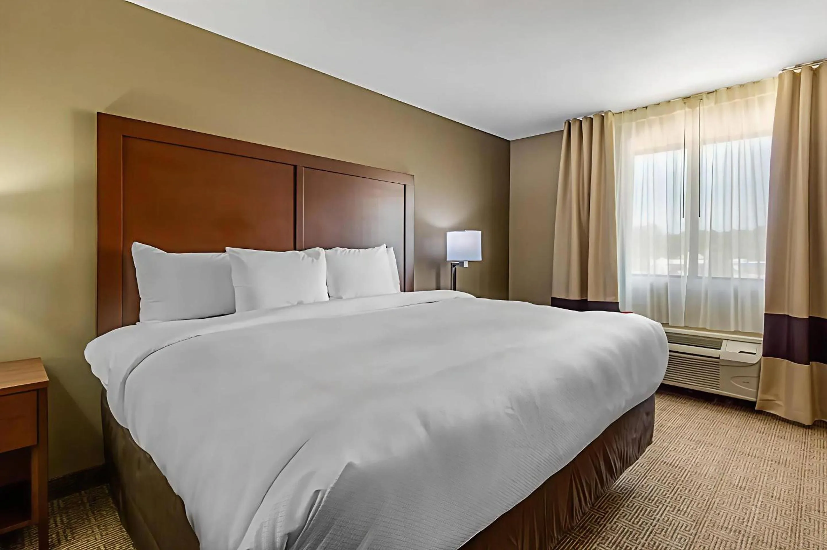 Bedroom, Bed in Comfort Inn & Suites McComb