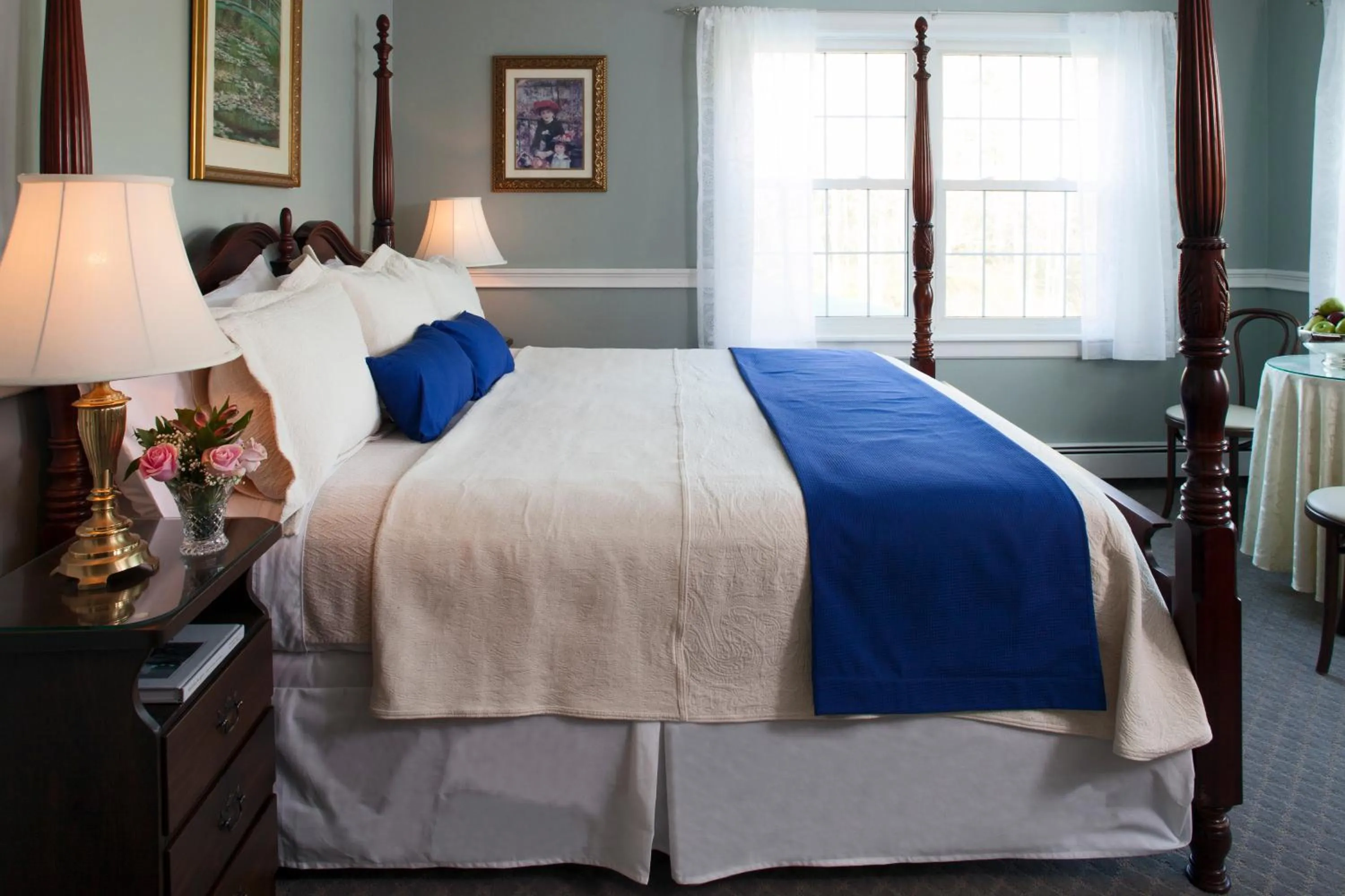 Bed in Wolf Cove Inn