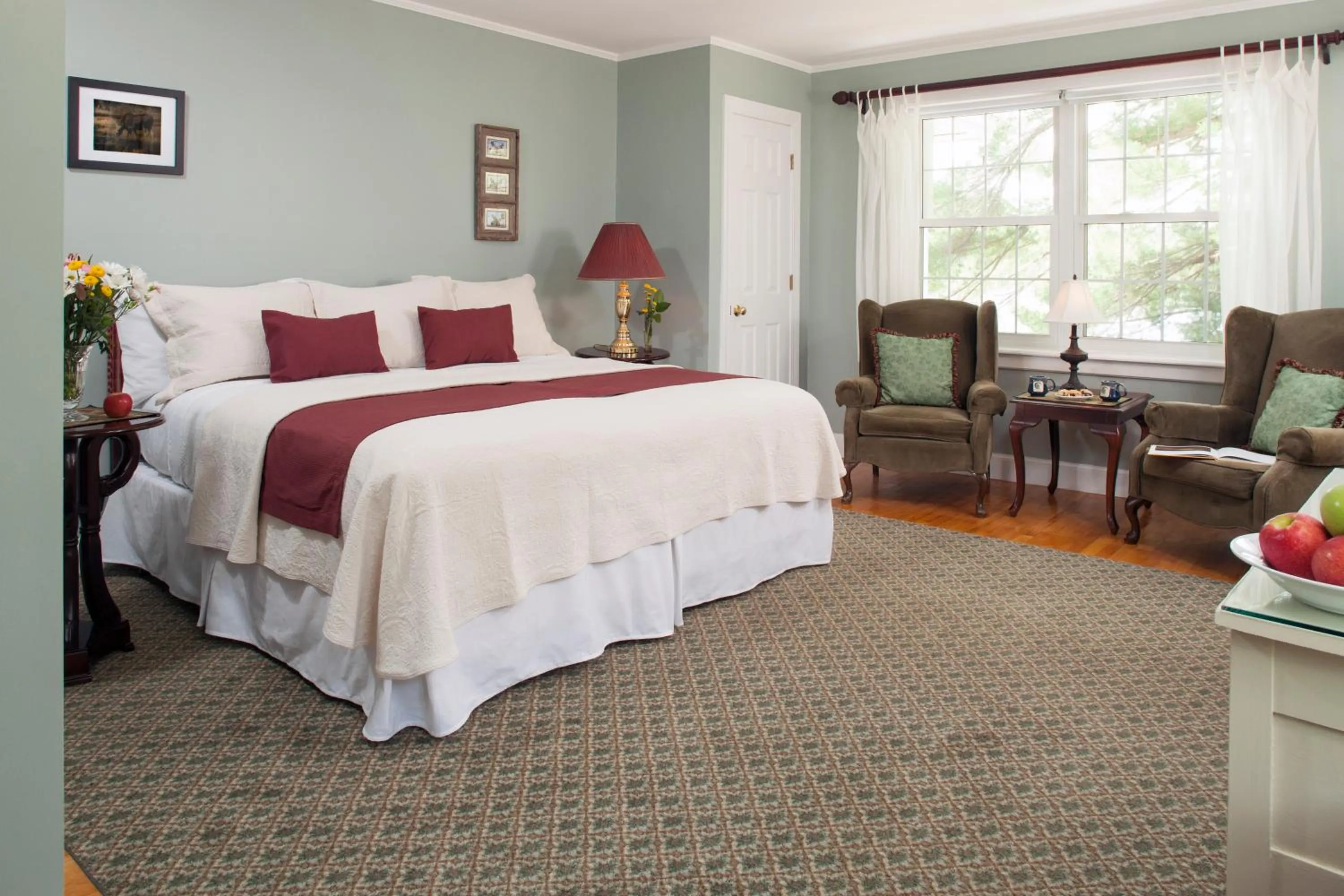 Bed in Wolf Cove Inn