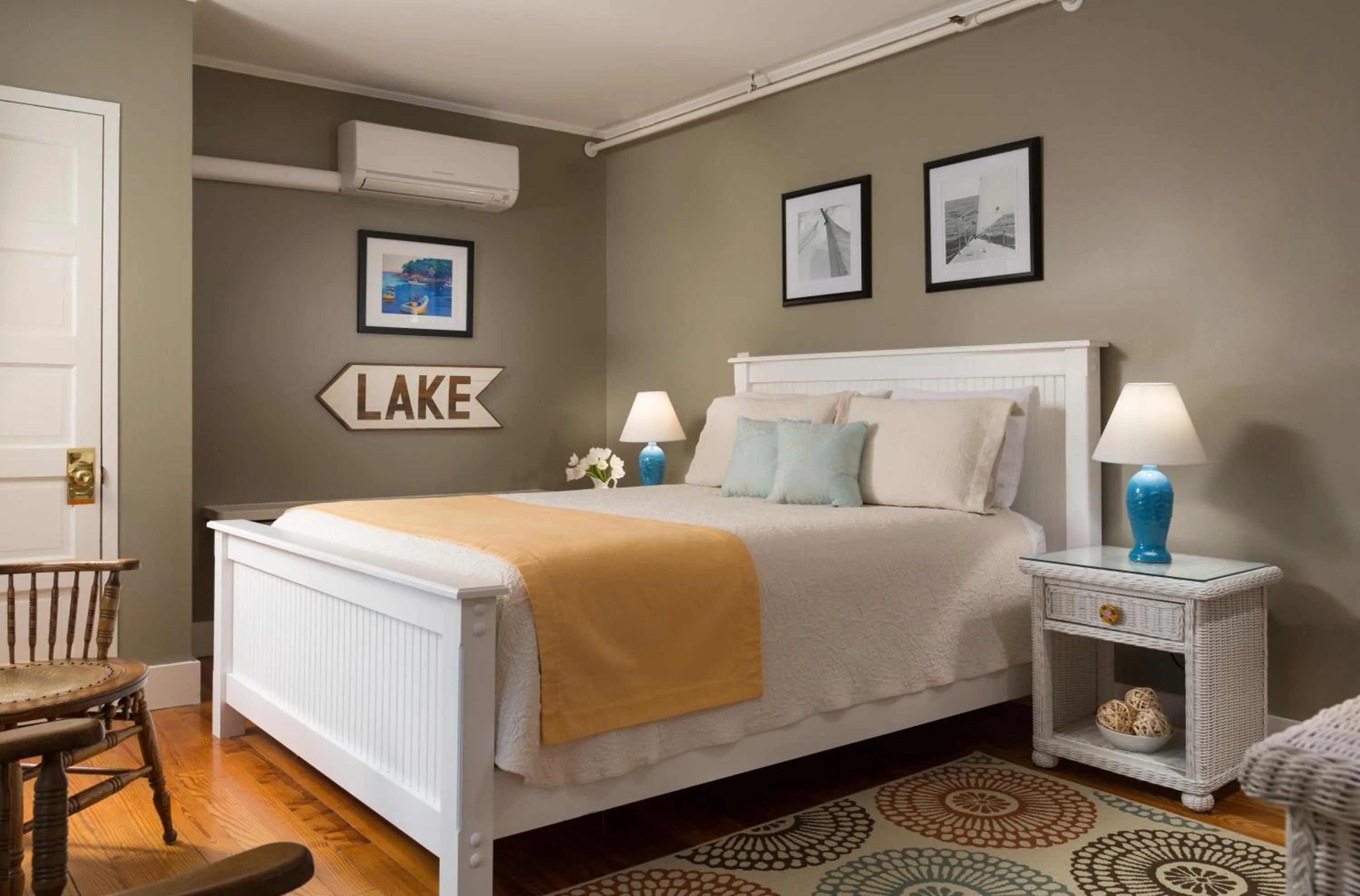 Bed in Wolf Cove Inn