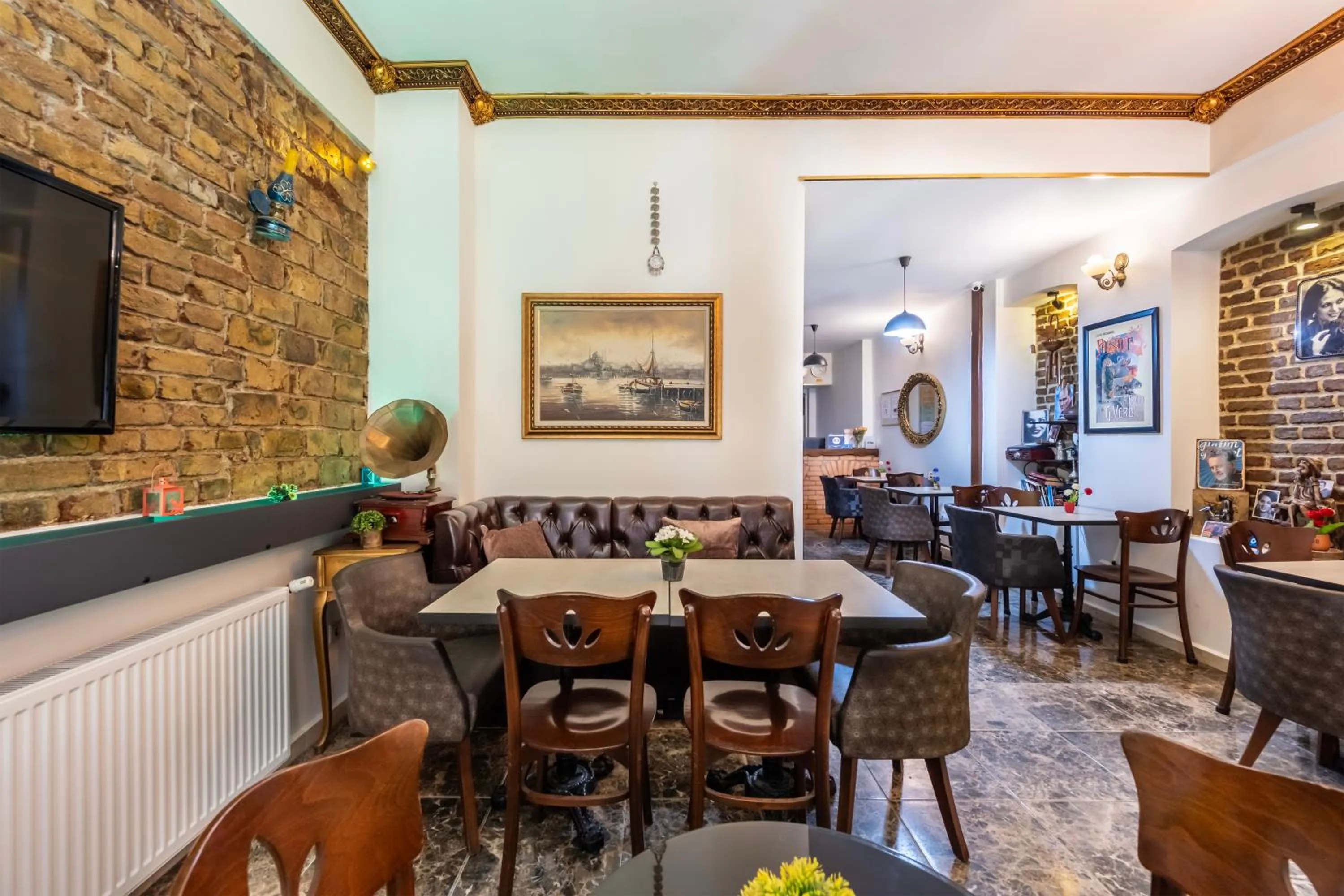 Communal lounge/ TV room in Taksim Trust Hotel