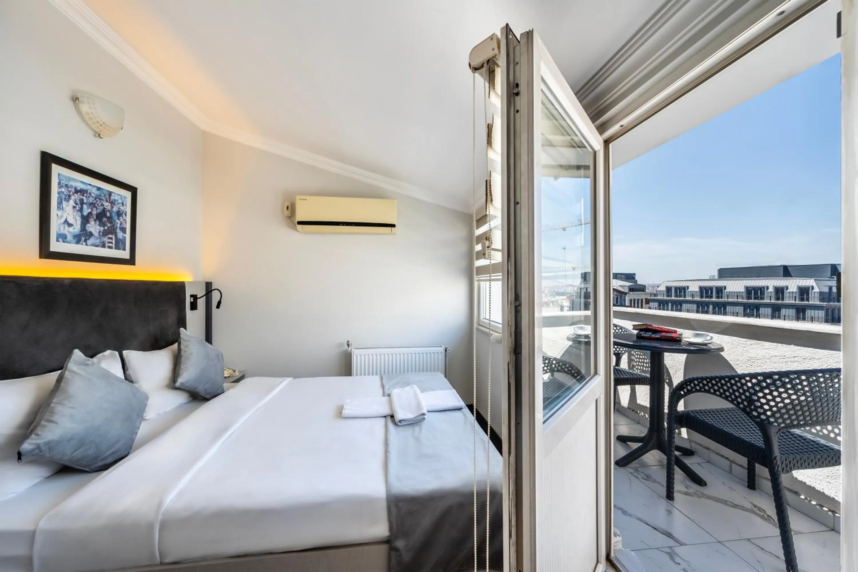 Balcony/Terrace, Bed in Taksim Trust Hotel