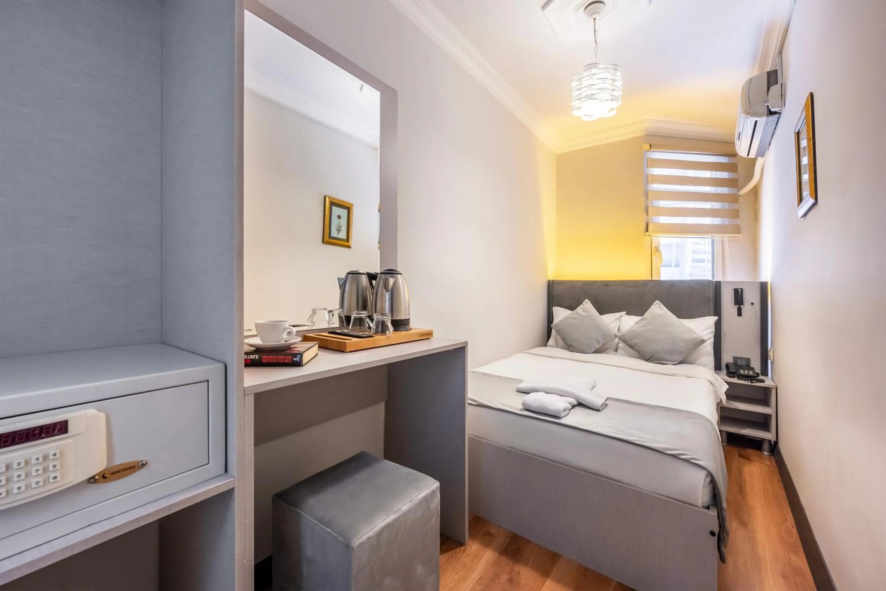 Photo of the whole room, Bed in Taksim Trust Hotel