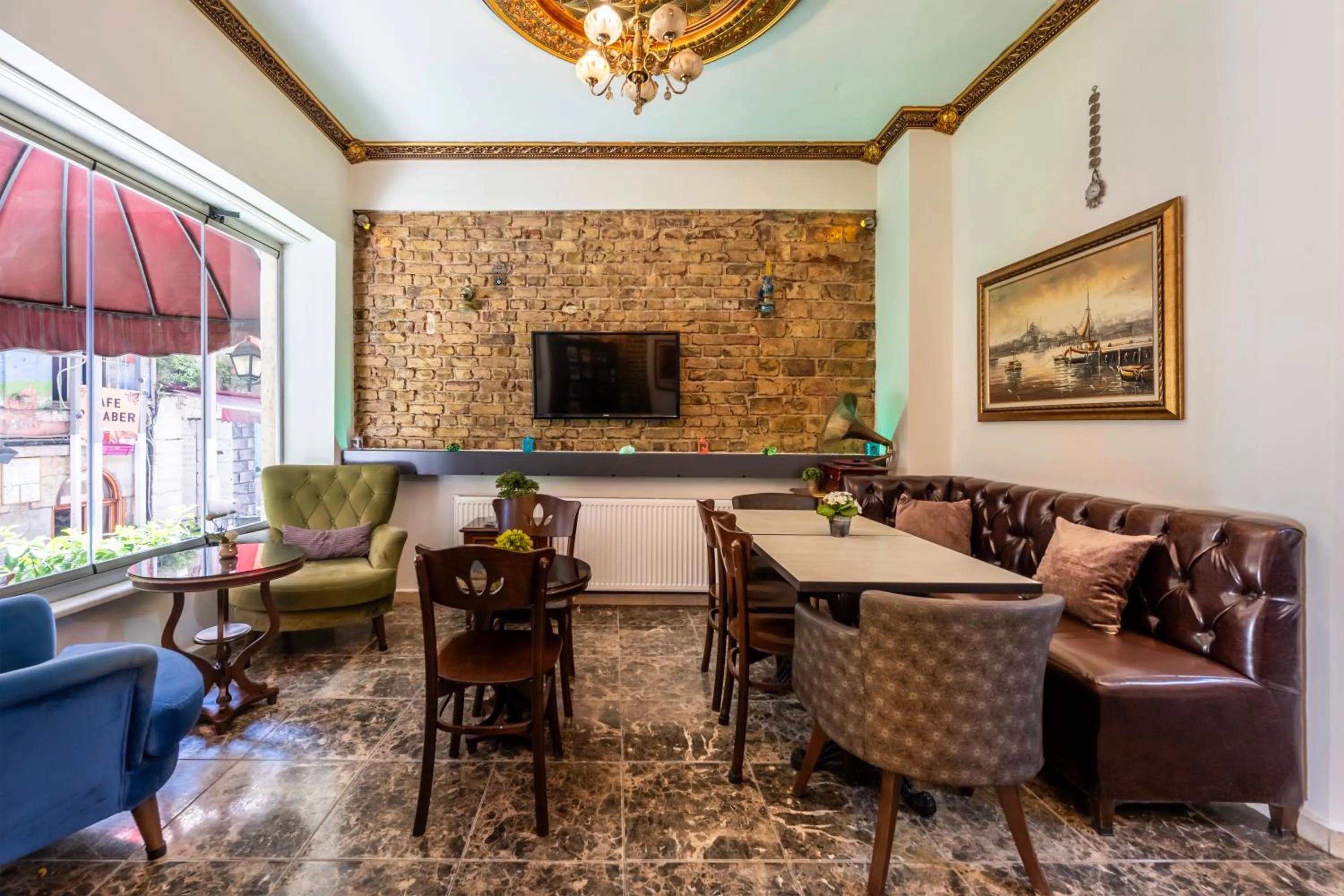 Communal lounge/ TV room in Taksim Trust Hotel