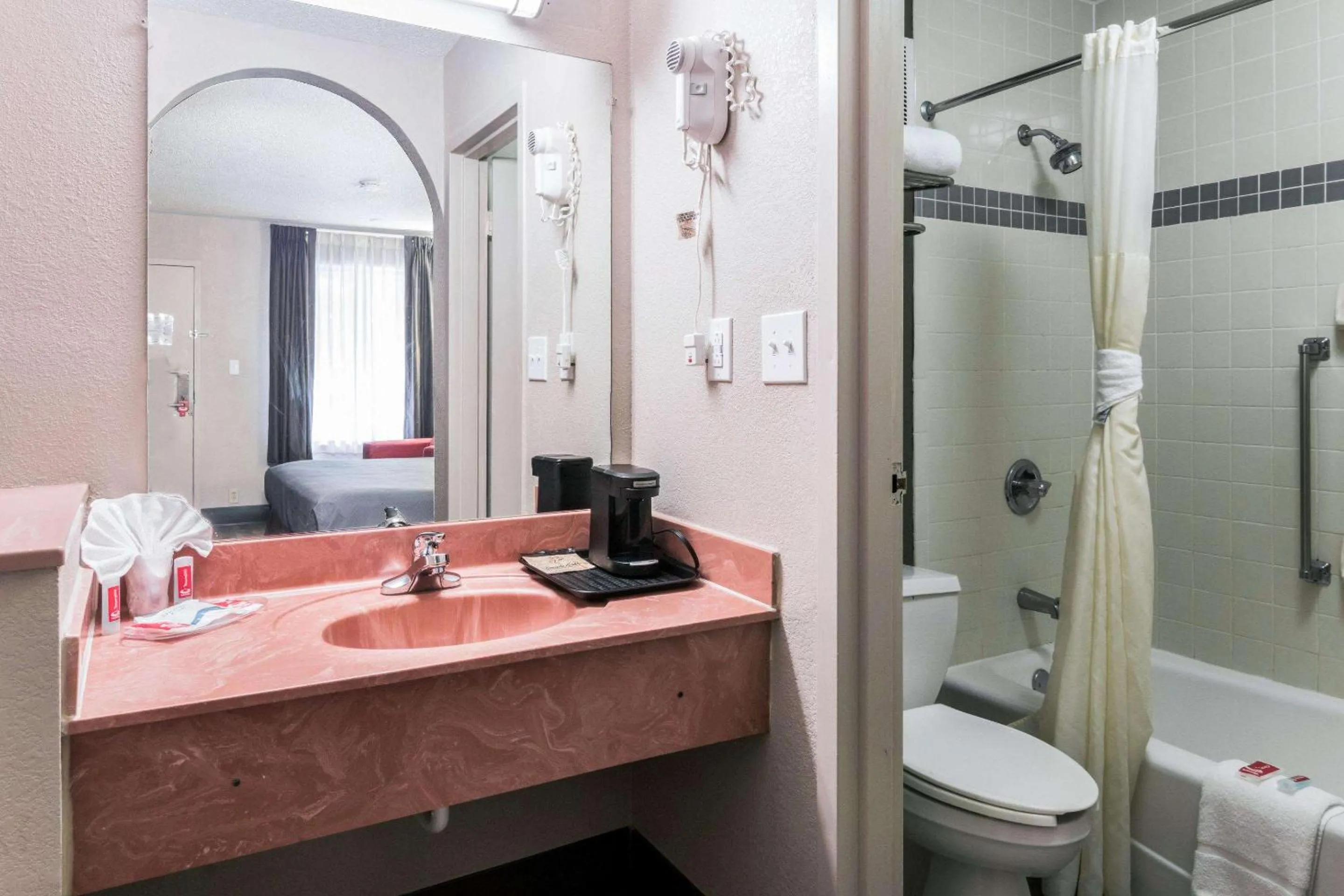 Bathroom in Econo Lodge Gainesville Downtown Area