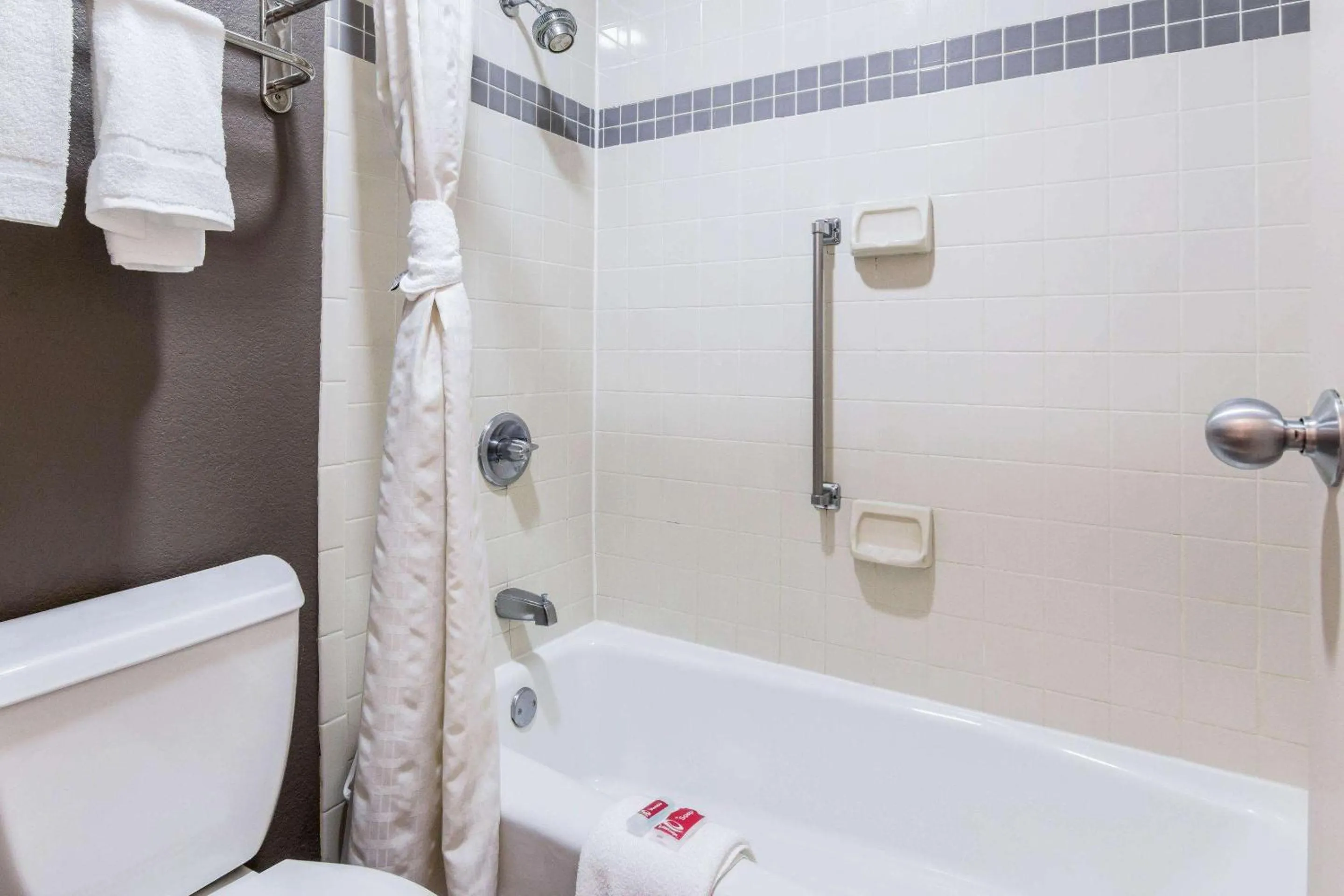 Bathroom in Econo Lodge Gainesville Downtown Area