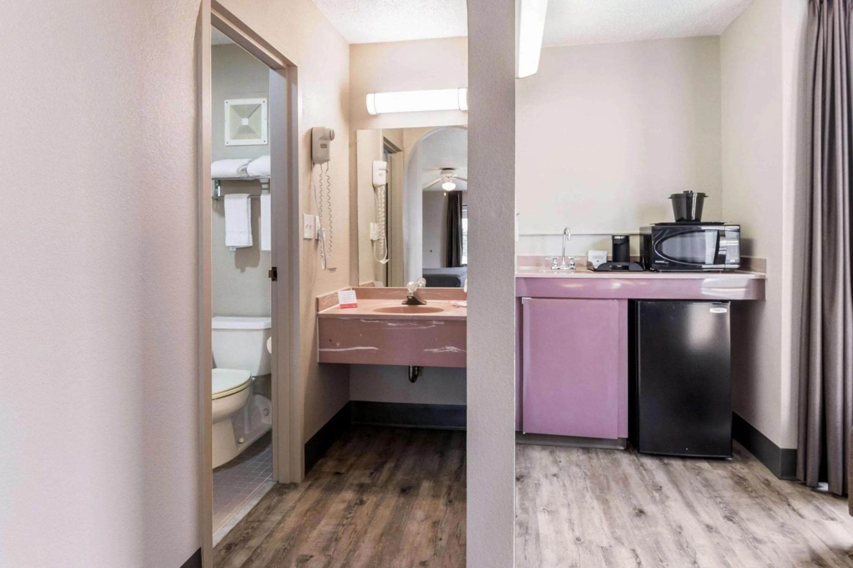 Photo of the whole room in Econo Lodge Gainesville Downtown Area