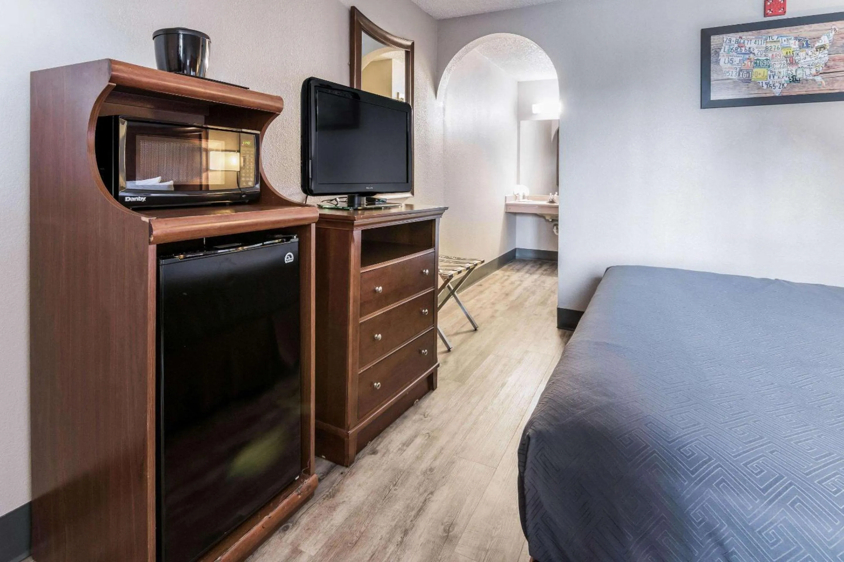 Photo of the whole room, Bed in Econo Lodge Gainesville Downtown Area