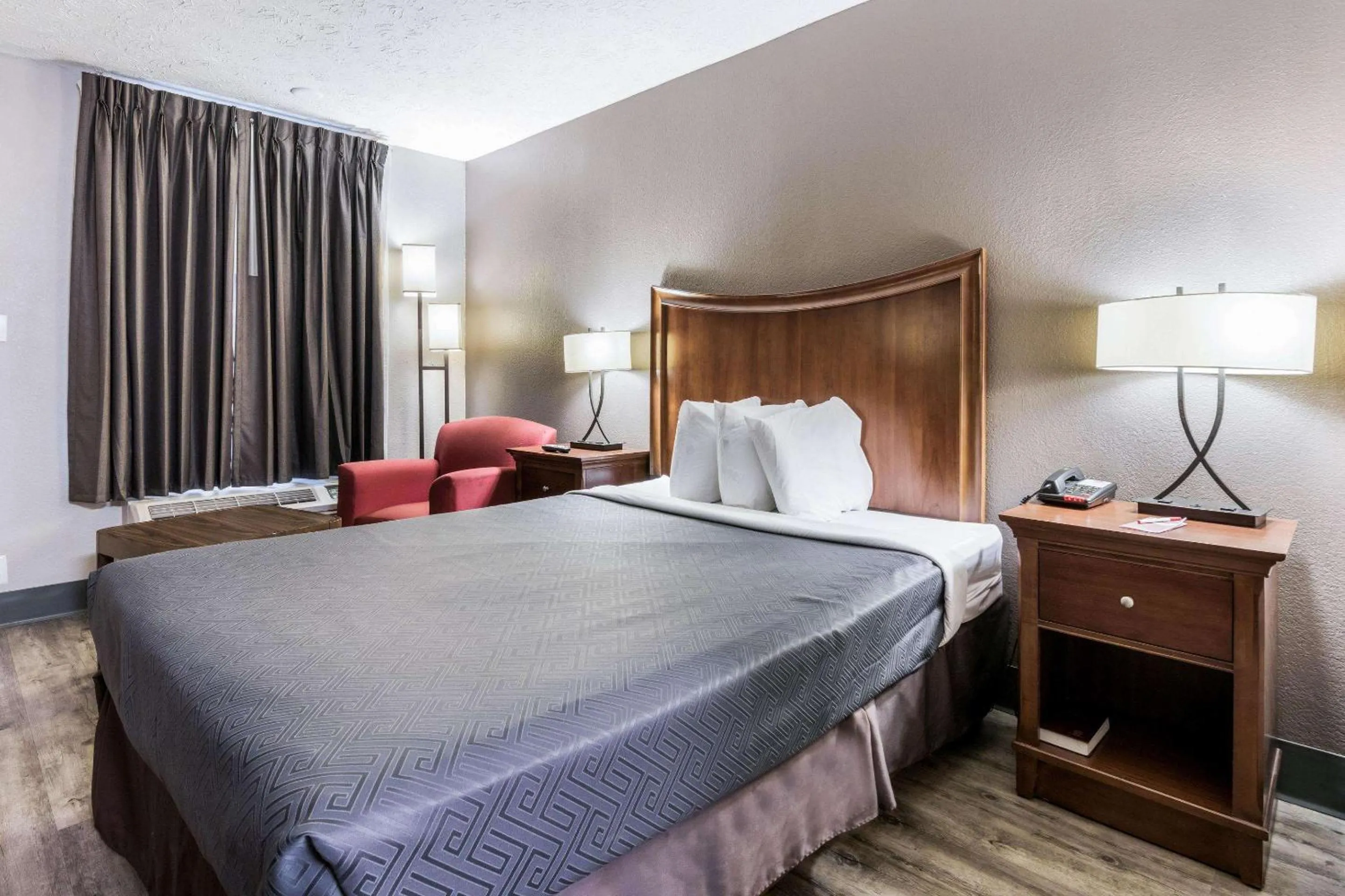 Photo of the whole room, Bed in Econo Lodge Gainesville Downtown Area