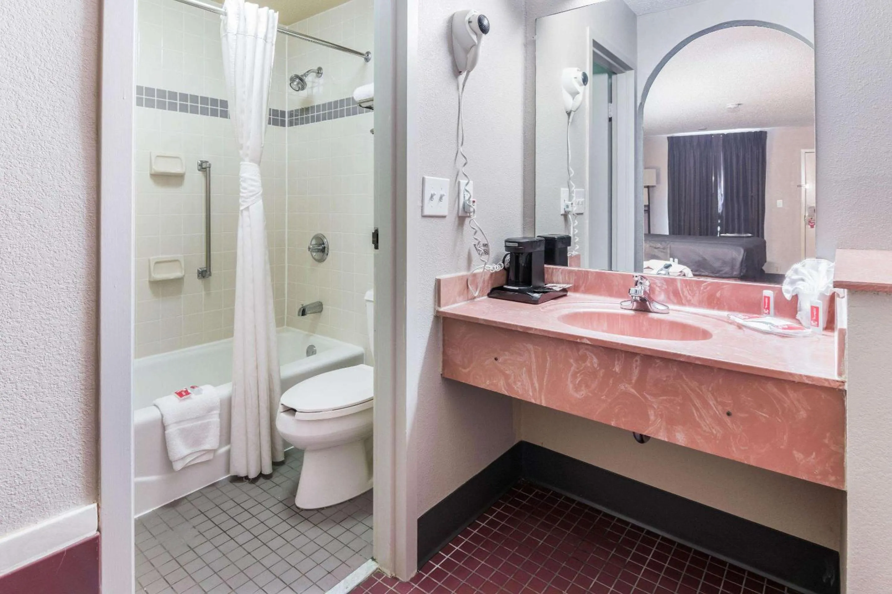 Photo of the whole room in Econo Lodge Gainesville Downtown Area