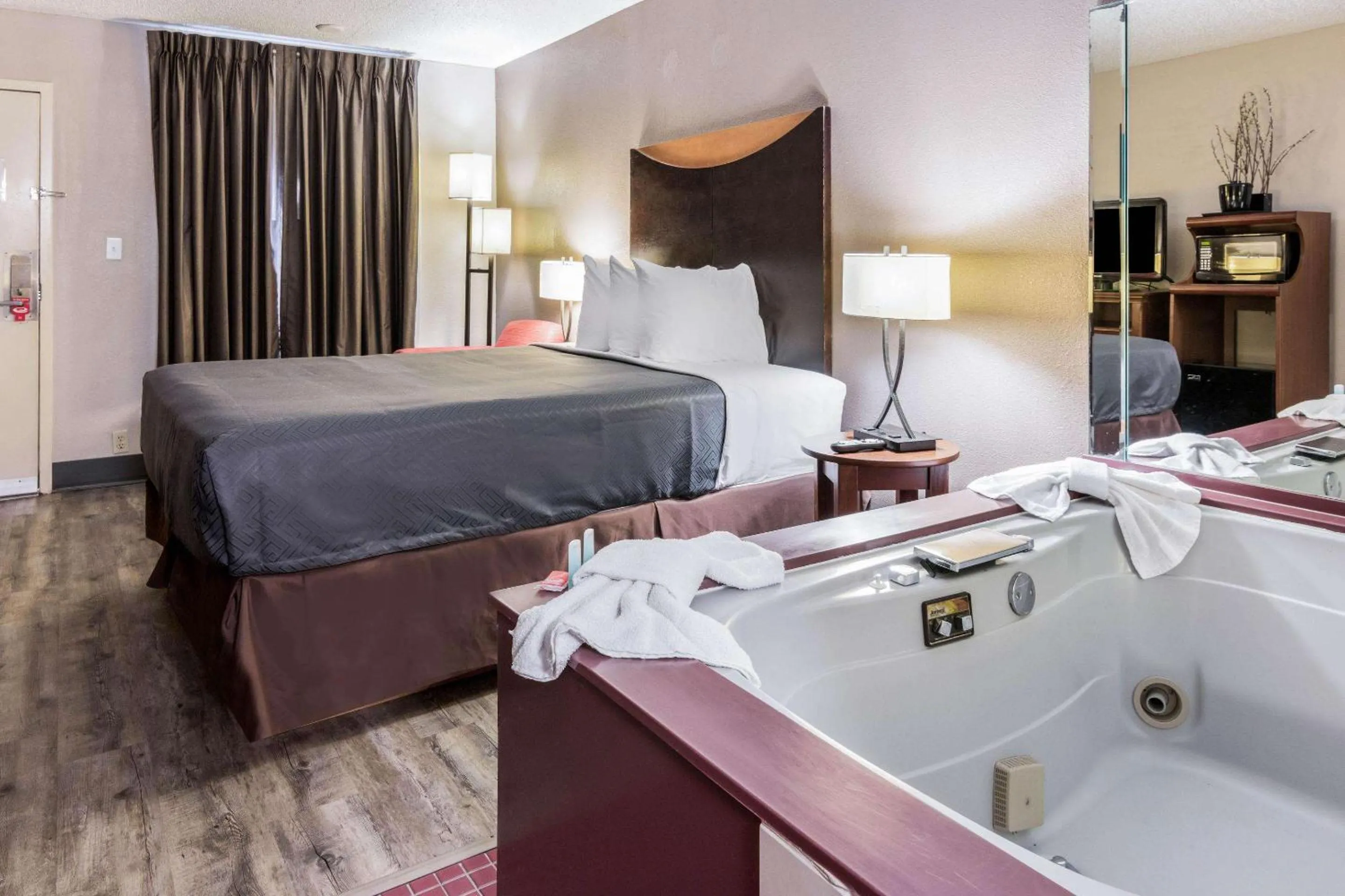 Photo of the whole room, Bed in Econo Lodge Gainesville Downtown Area