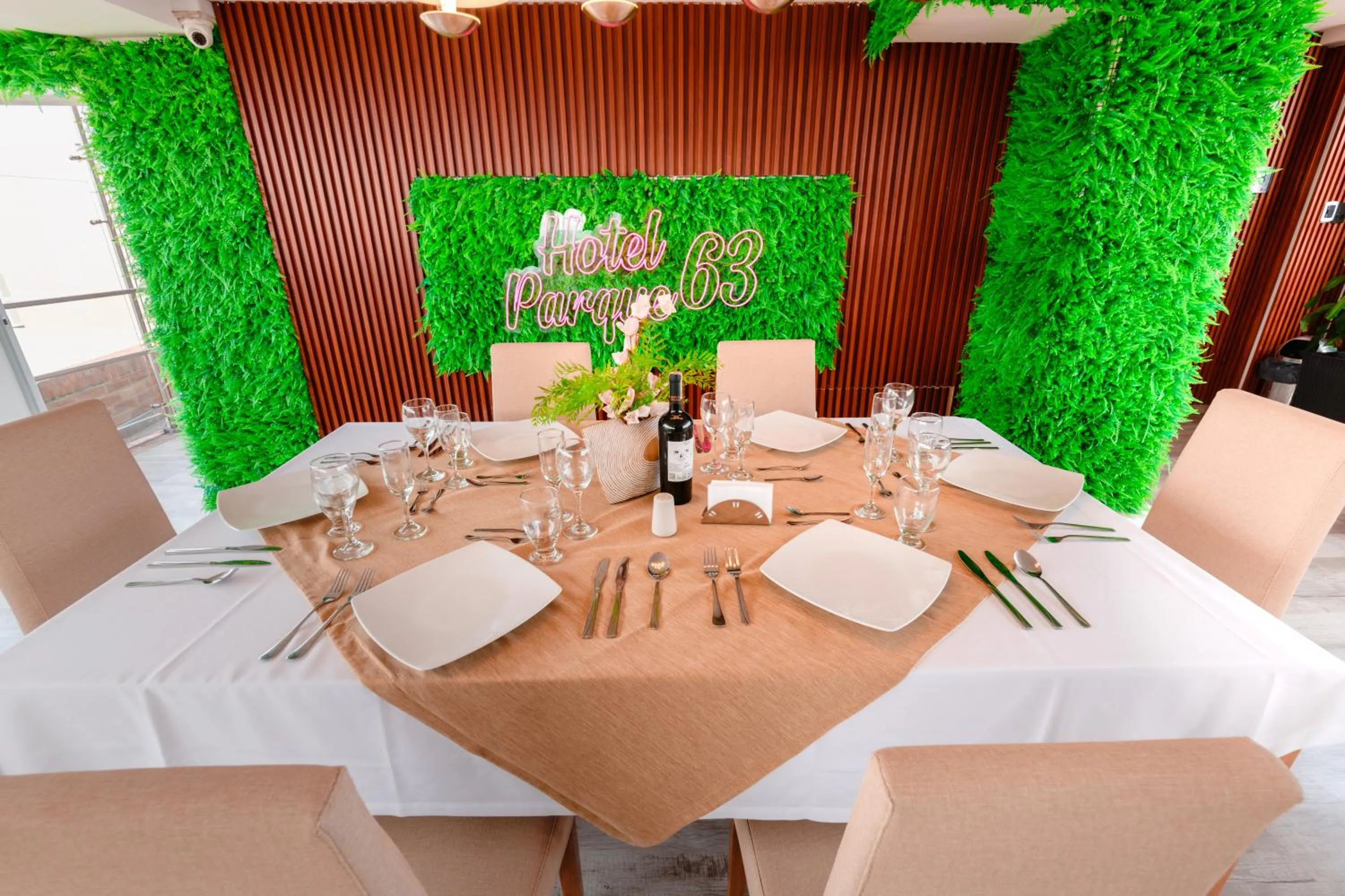 Restaurant/places to eat in Hotel Parque 63