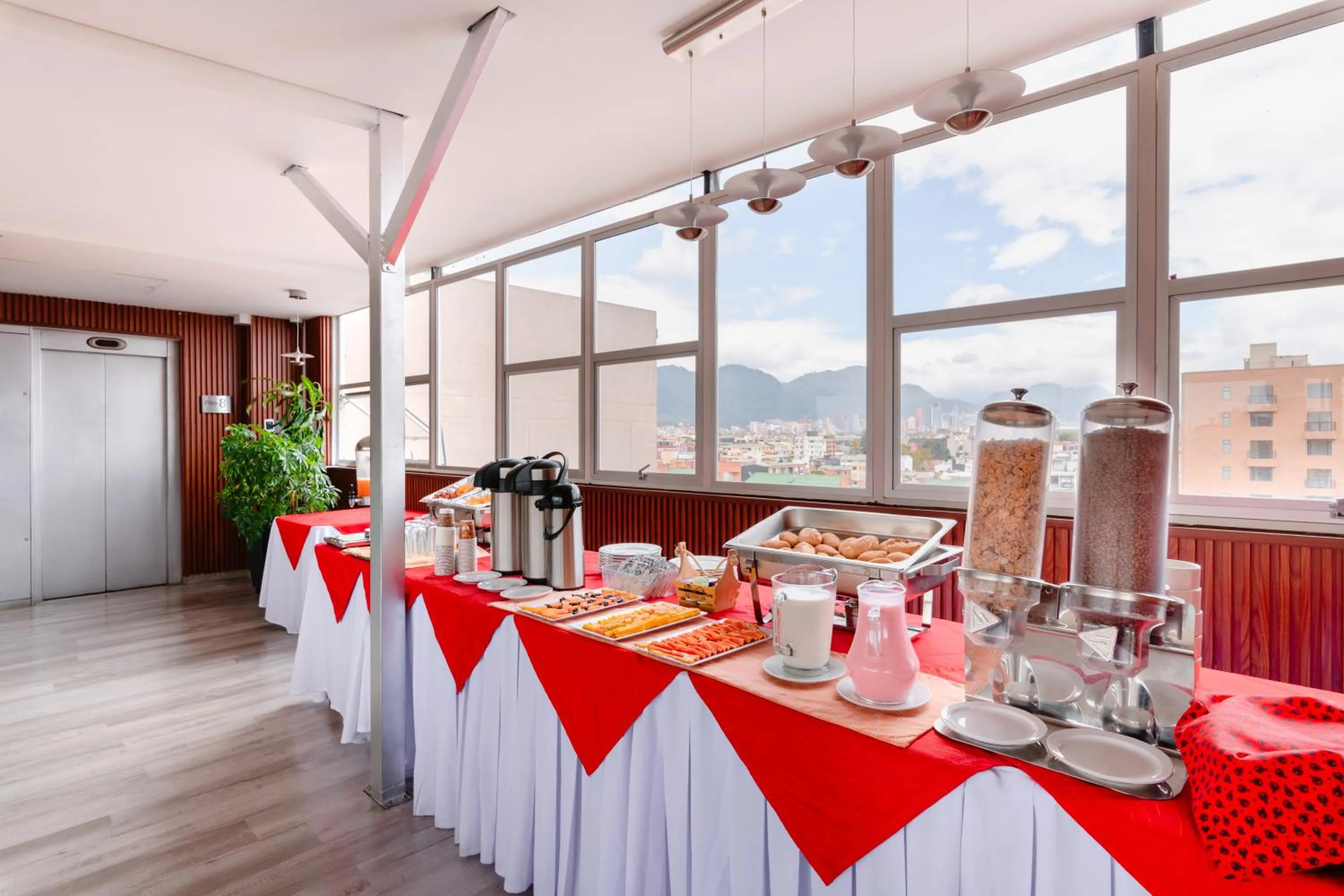 Restaurant/places to eat in Hotel Parque 63