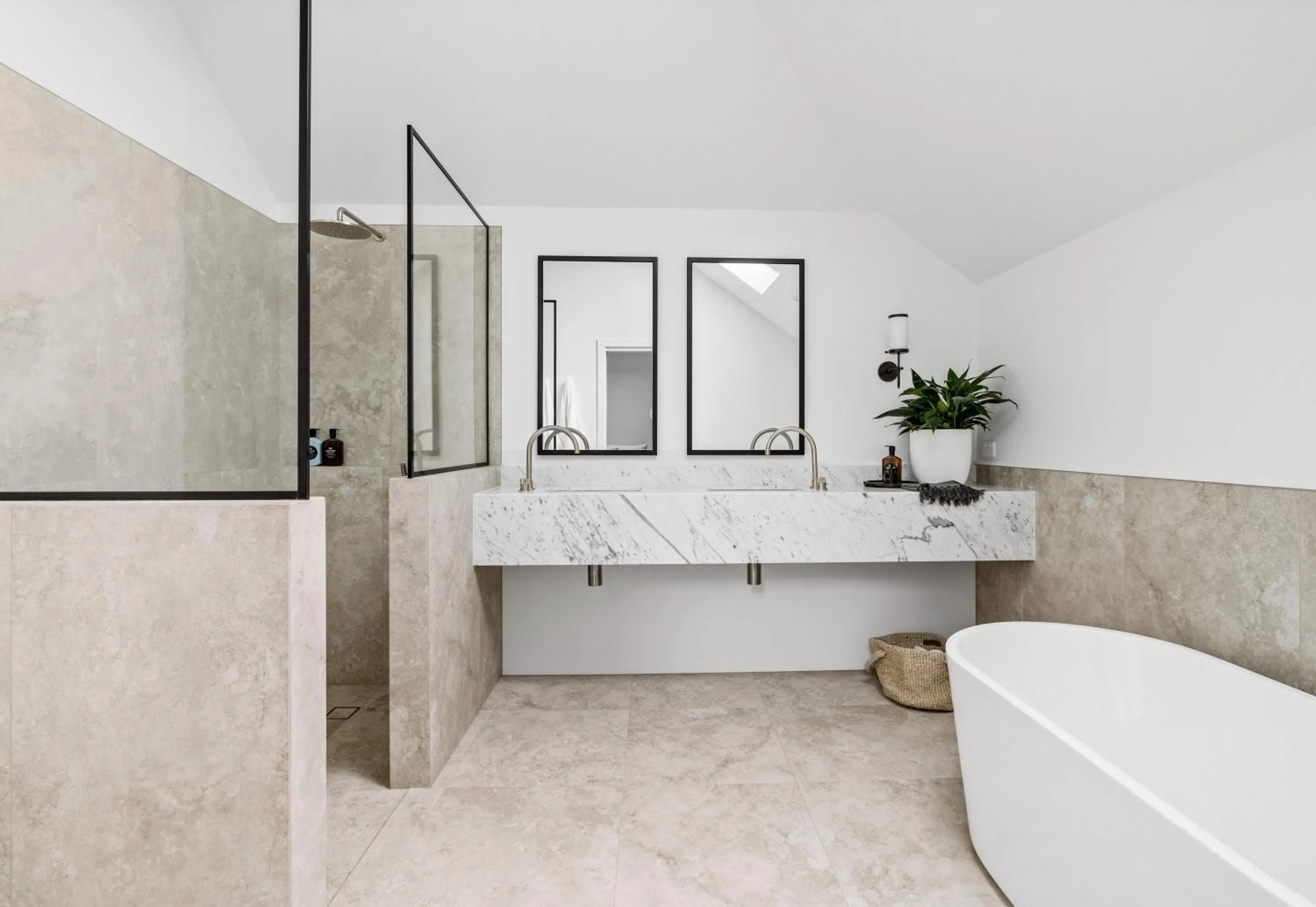 Shower in Maple Cottages, Berry - by Linnaeus Collection