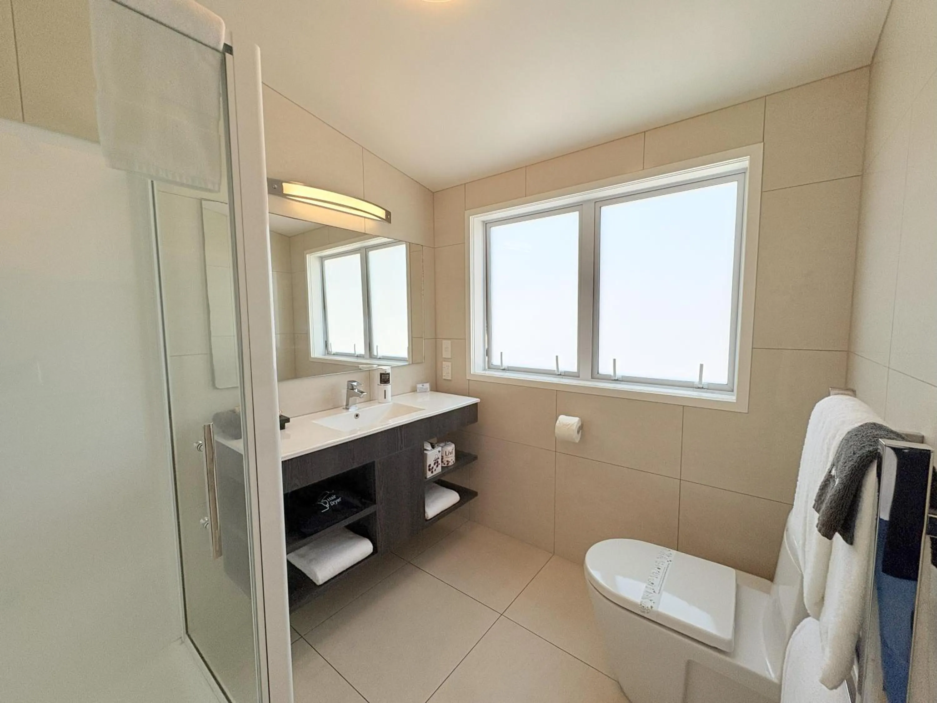 Shower in Baileys At The Beach