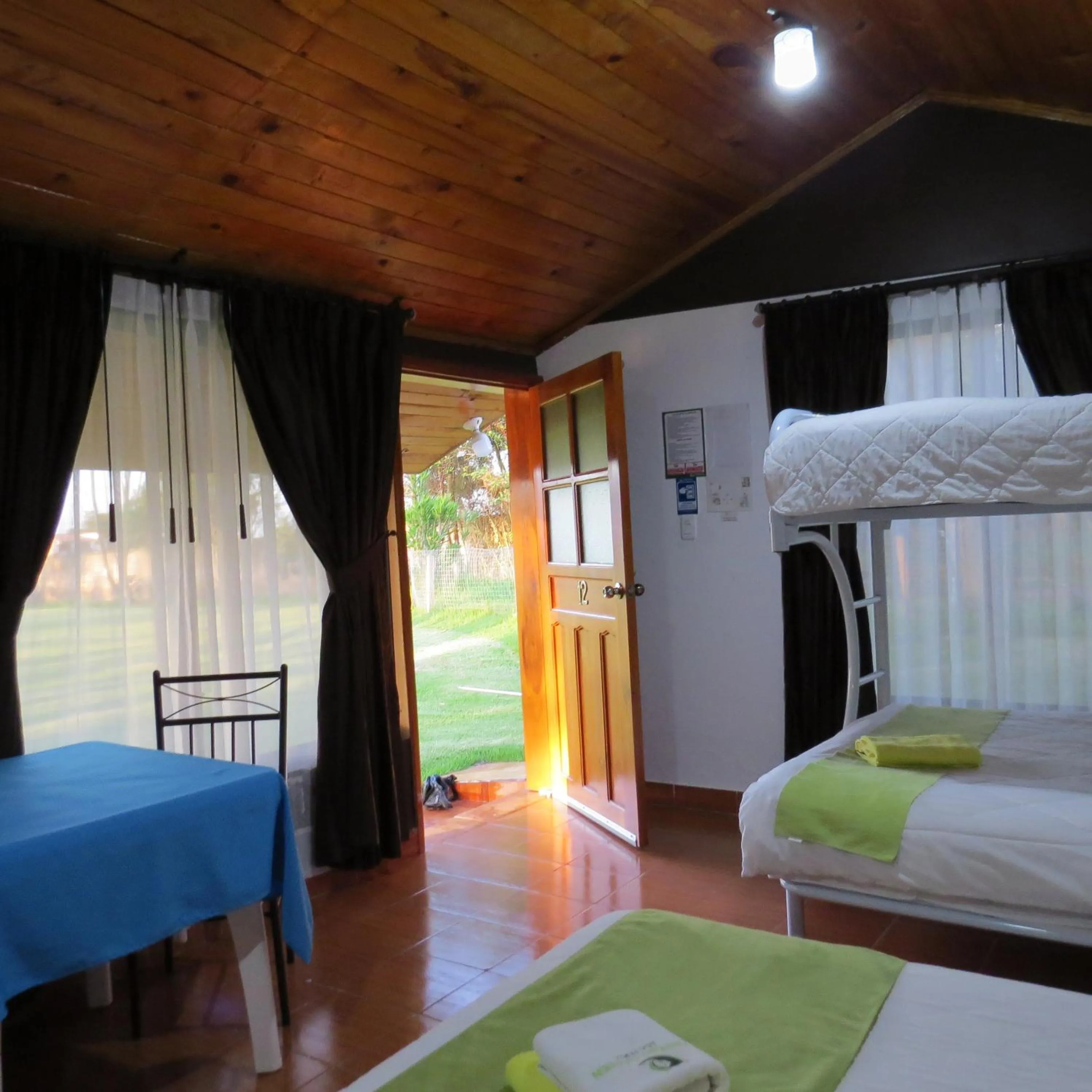 Garden view, Bed in Hosteria Airport Garden