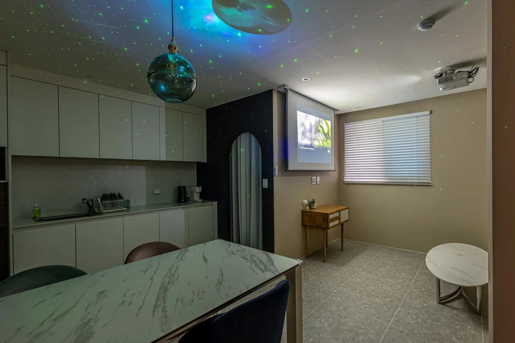 Kitchen or kitchenette, Bed in Pavilla Hotel