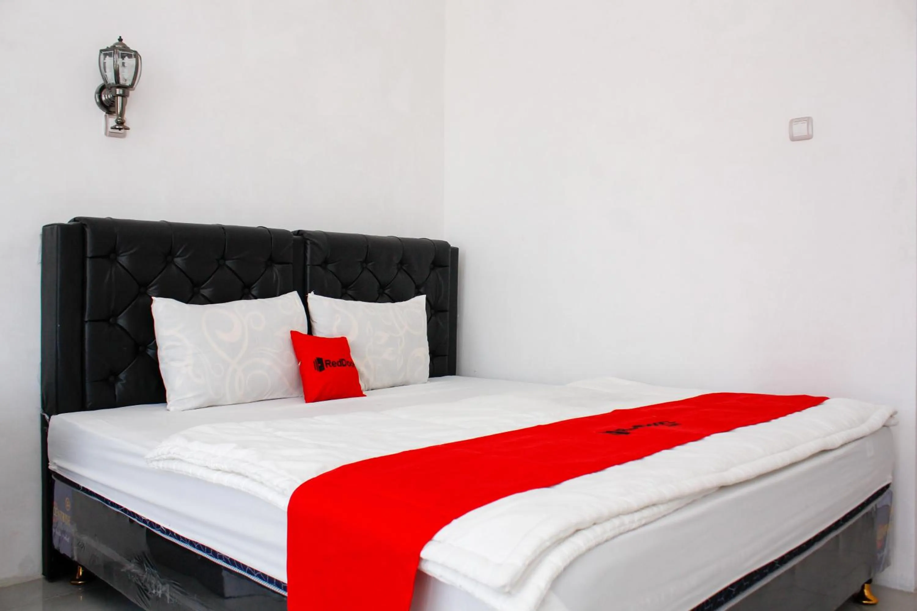 Bedroom, Bed in RedDoorz Syariah near Kawasan Wisata Gunung Prau Dieng