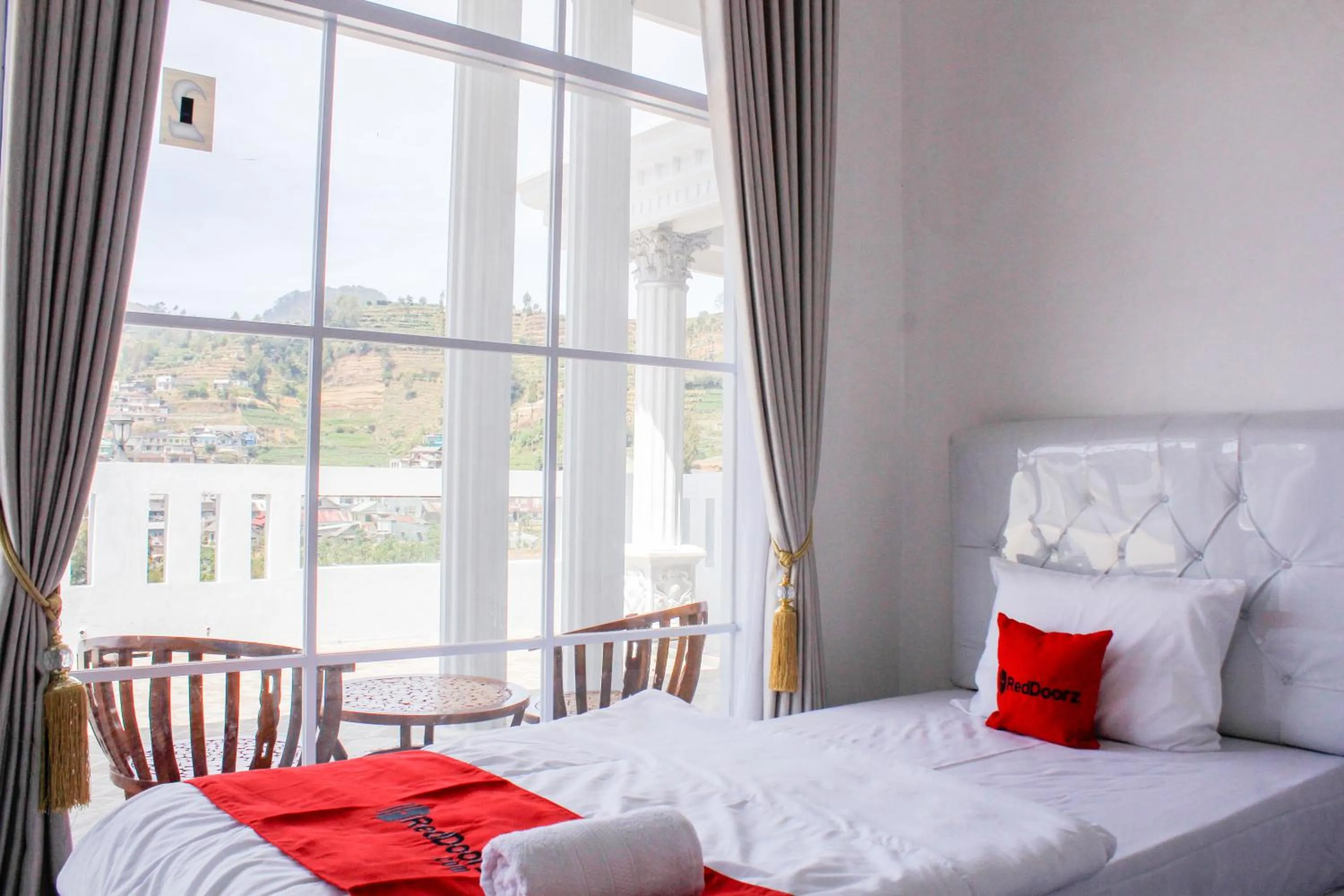 Bedroom, Bed in RedDoorz Syariah near Kawasan Wisata Gunung Prau Dieng