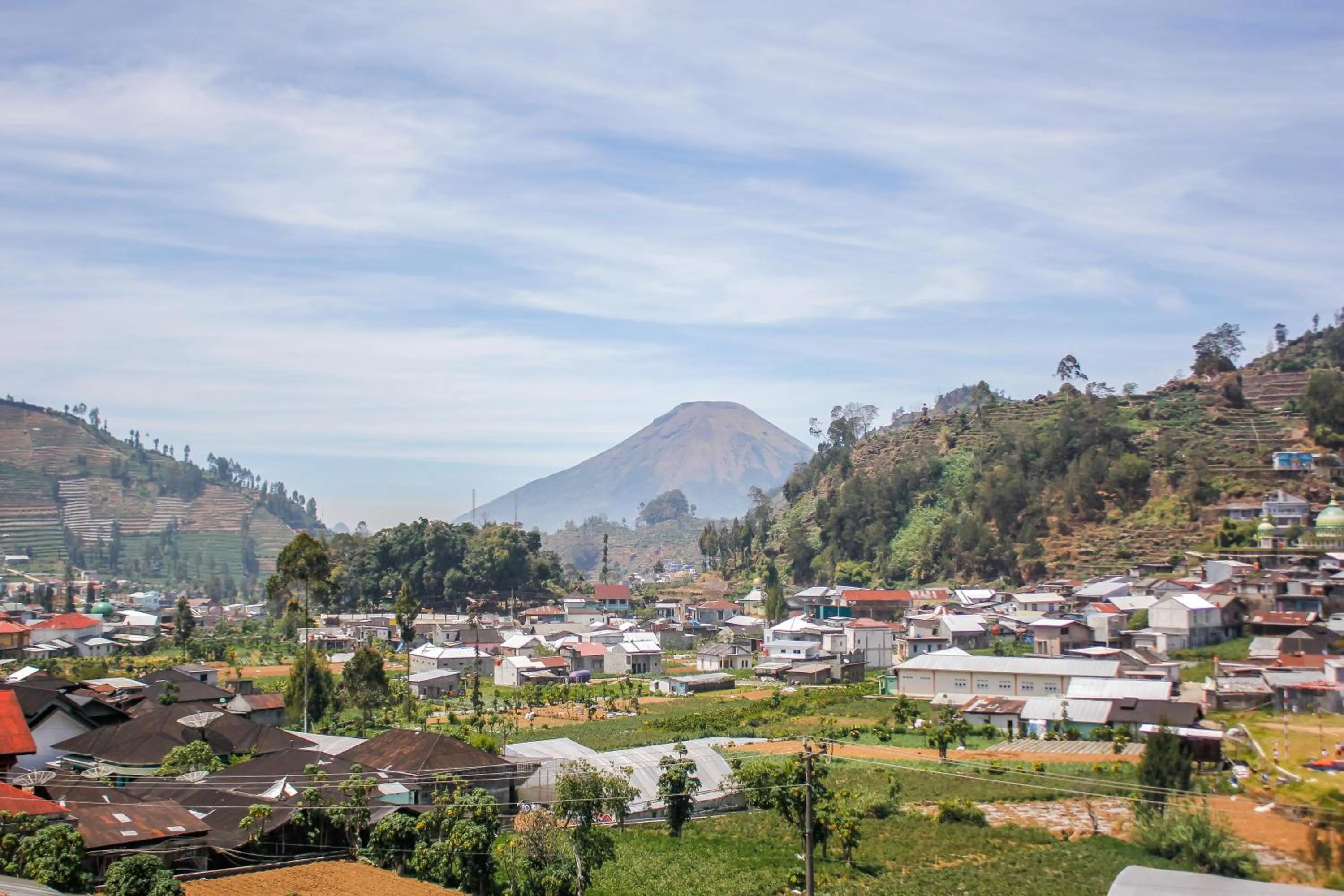 Mountain view in RedDoorz Syariah near Kawasan Wisata Gunung Prau Dieng