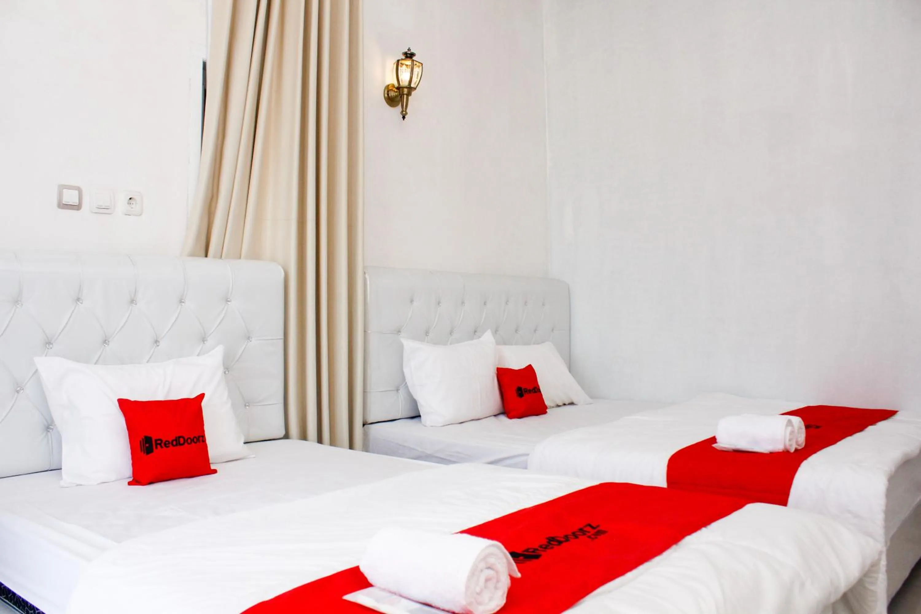 Bedroom, Bed in RedDoorz Syariah near Kawasan Wisata Gunung Prau Dieng