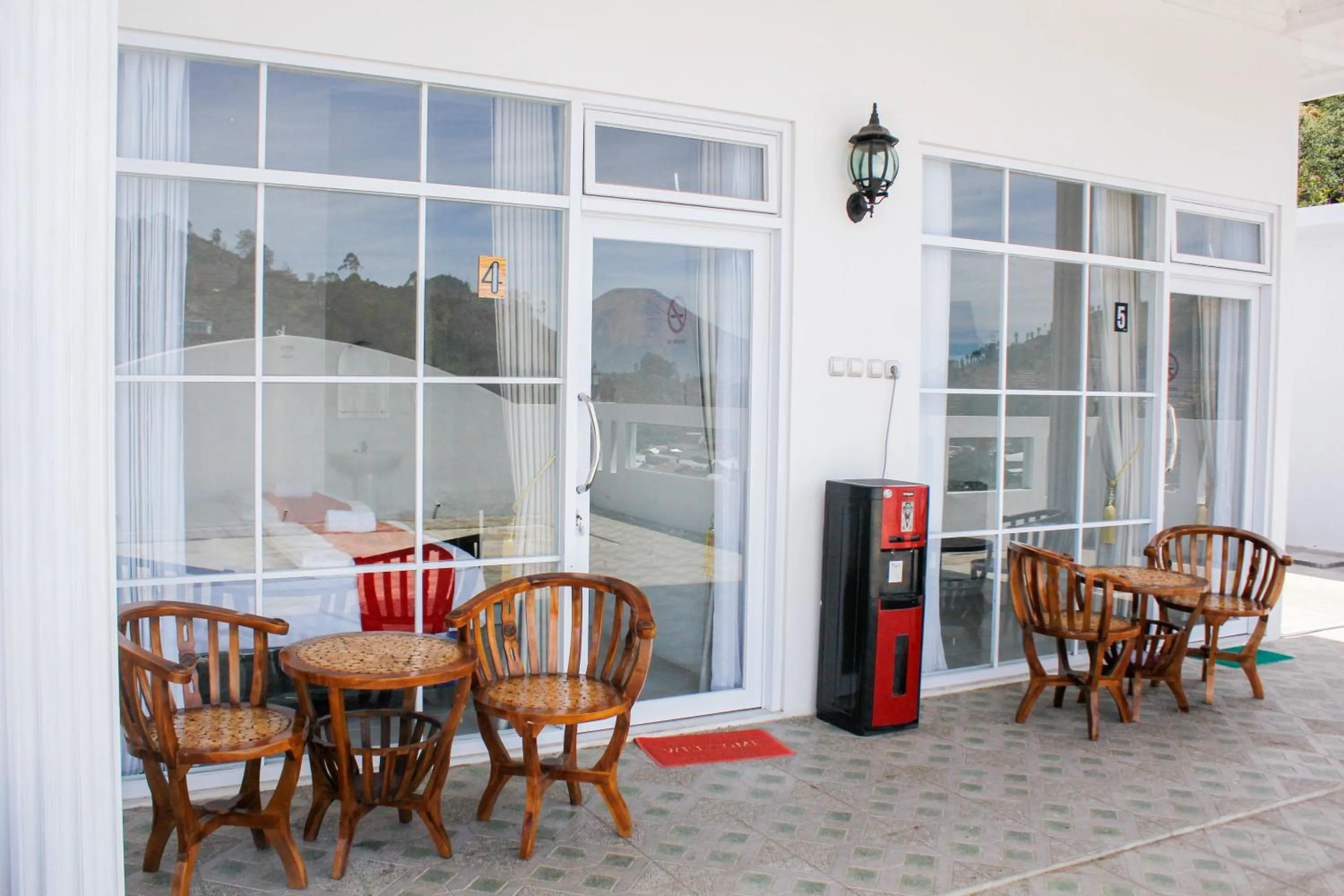 Balcony/Terrace in RedDoorz Syariah near Kawasan Wisata Gunung Prau Dieng