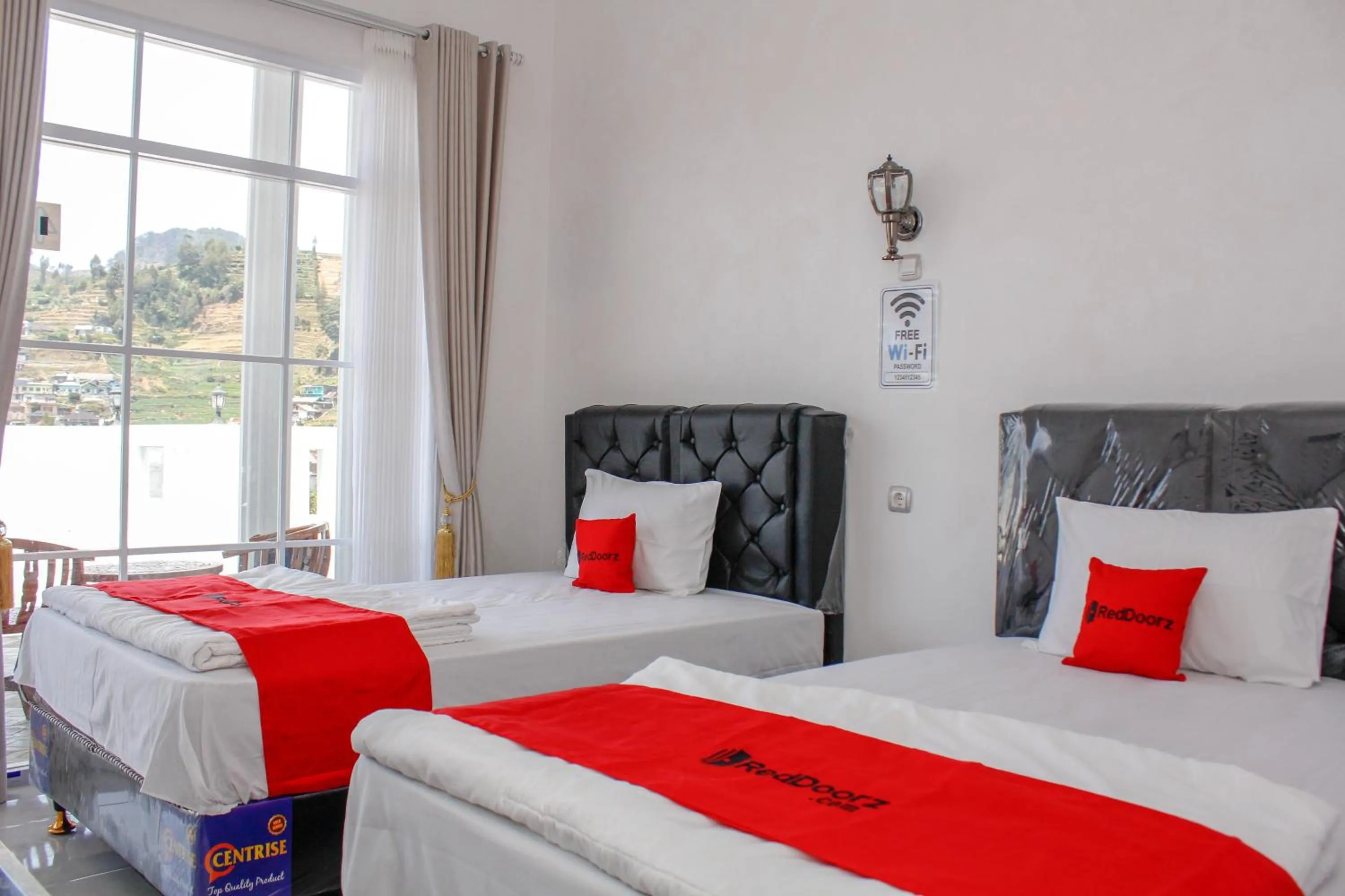 Bedroom, Bed in RedDoorz Syariah near Kawasan Wisata Gunung Prau Dieng