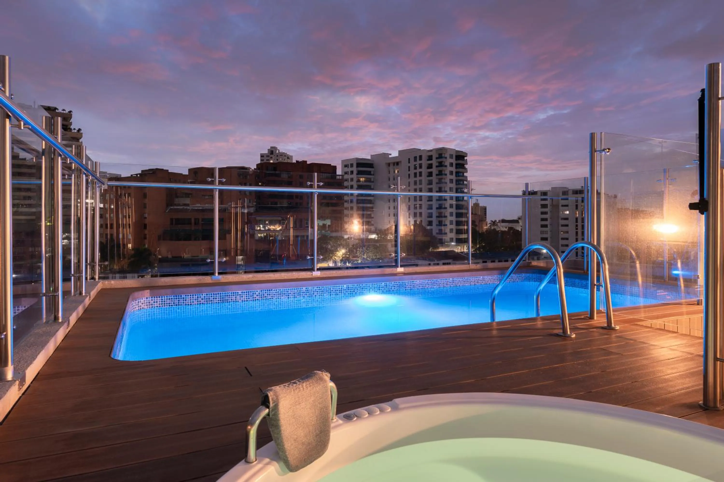 Swimming pool in Hampton by Hilton Cali