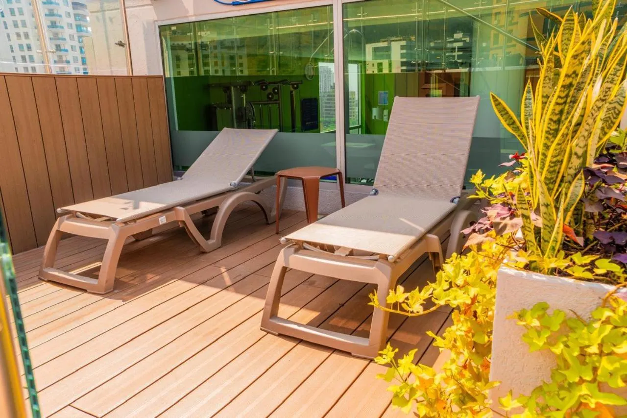 Swimming pool in Hampton by Hilton Cali