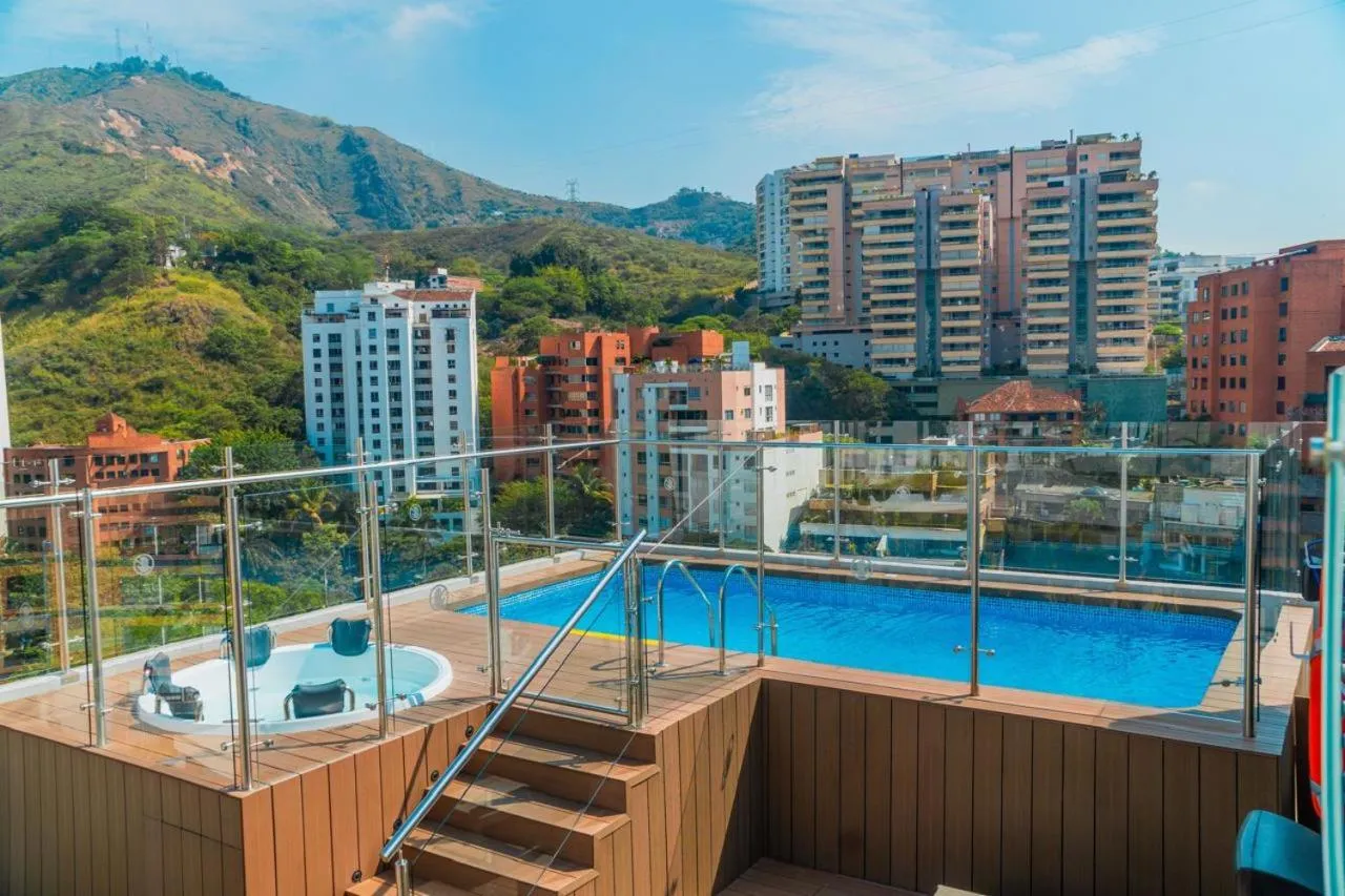 Swimming pool in Hampton by Hilton Cali