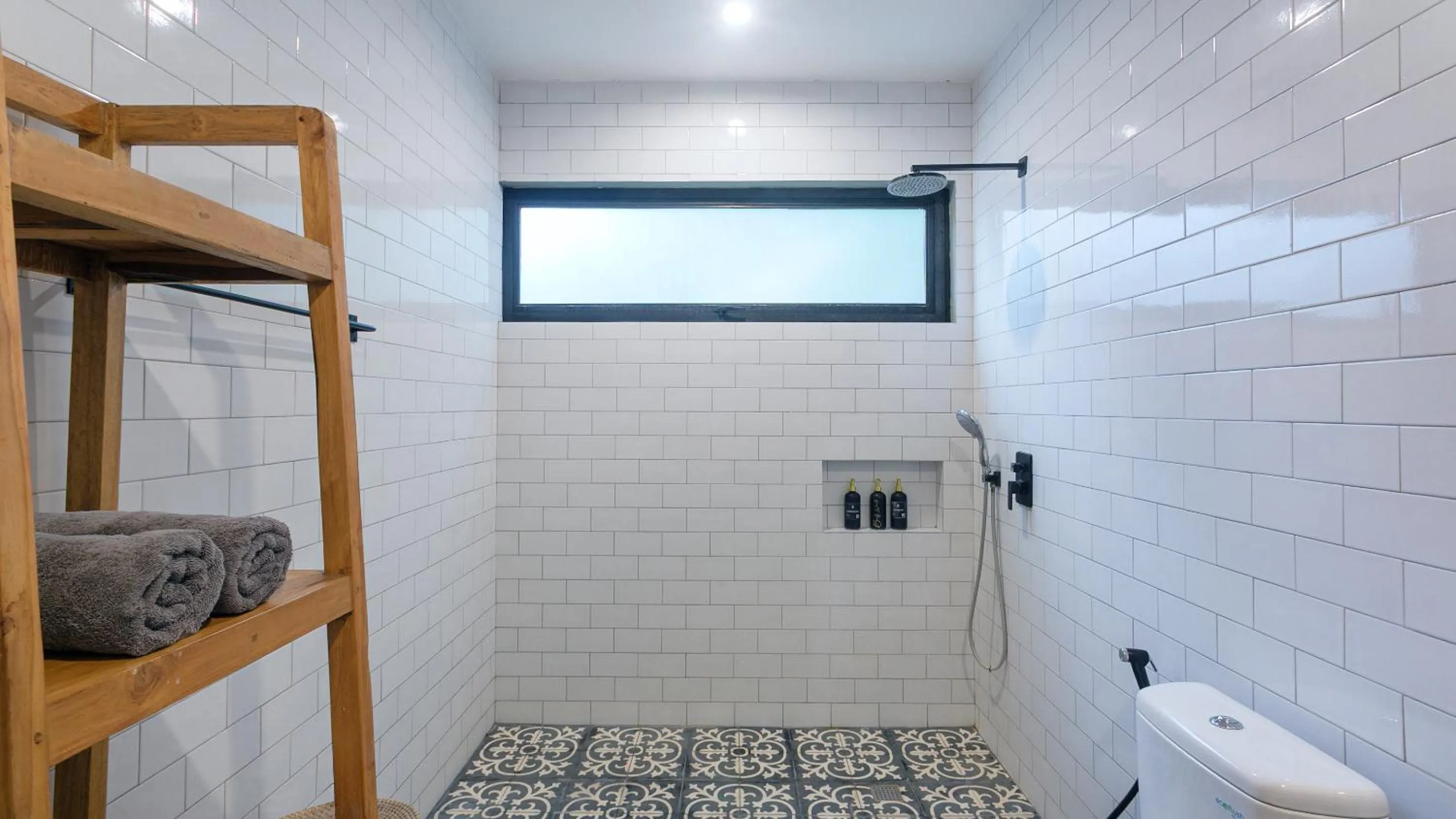 Shower in Kalino Villa by Betterplace