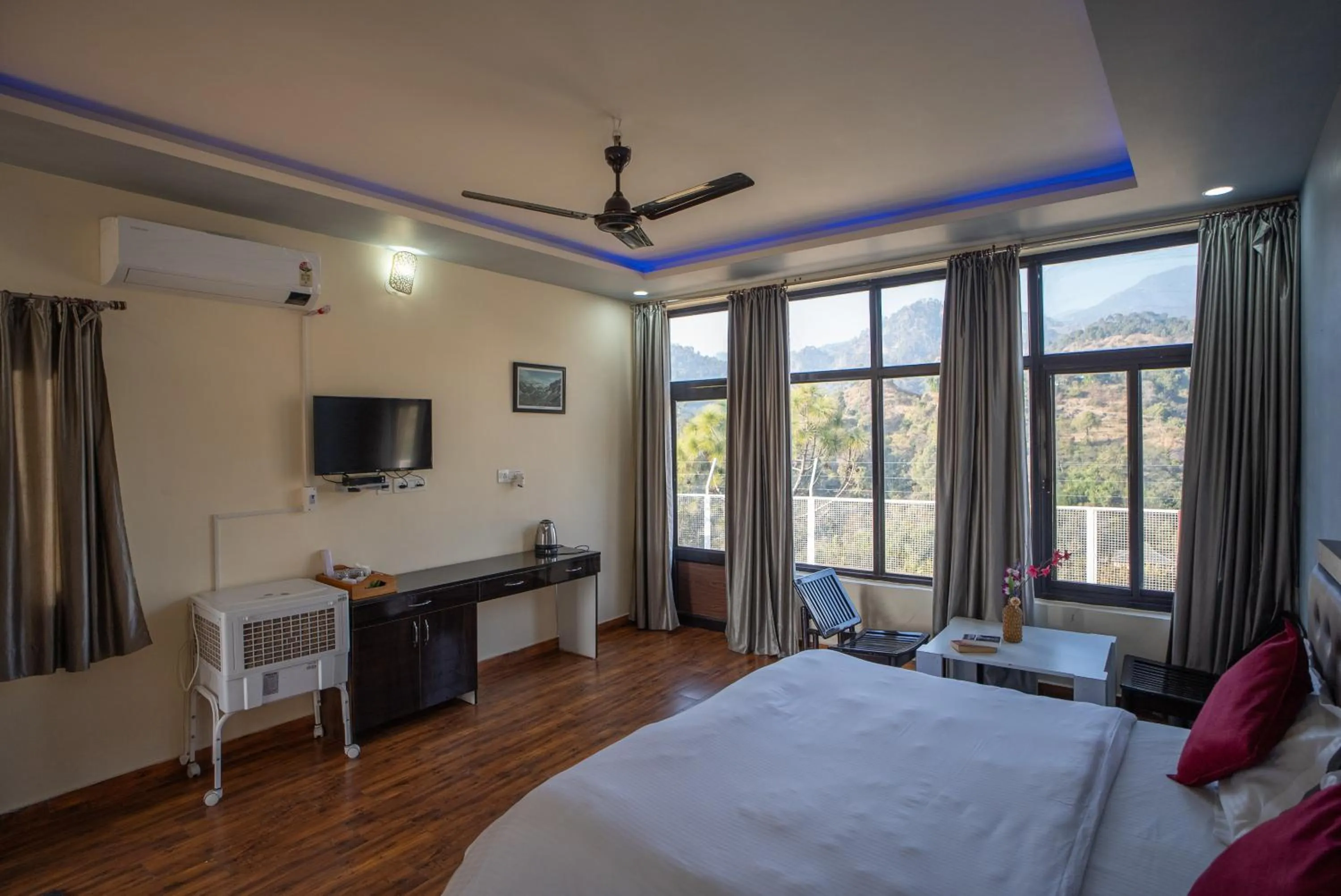 Photo of the whole room, Bed in Dhauladhar View Village Resort