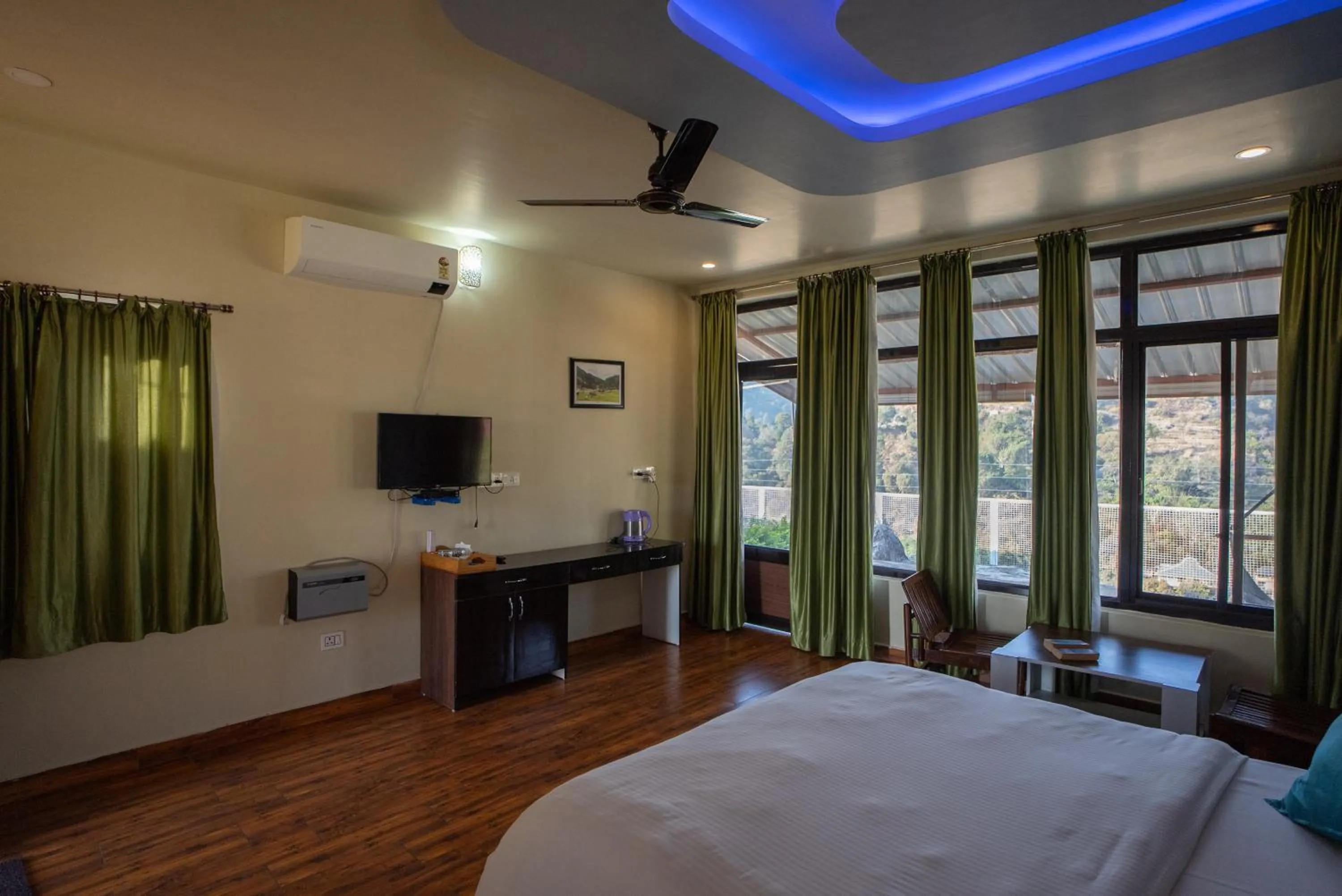 Photo of the whole room, Bed in Dhauladhar View Village Resort