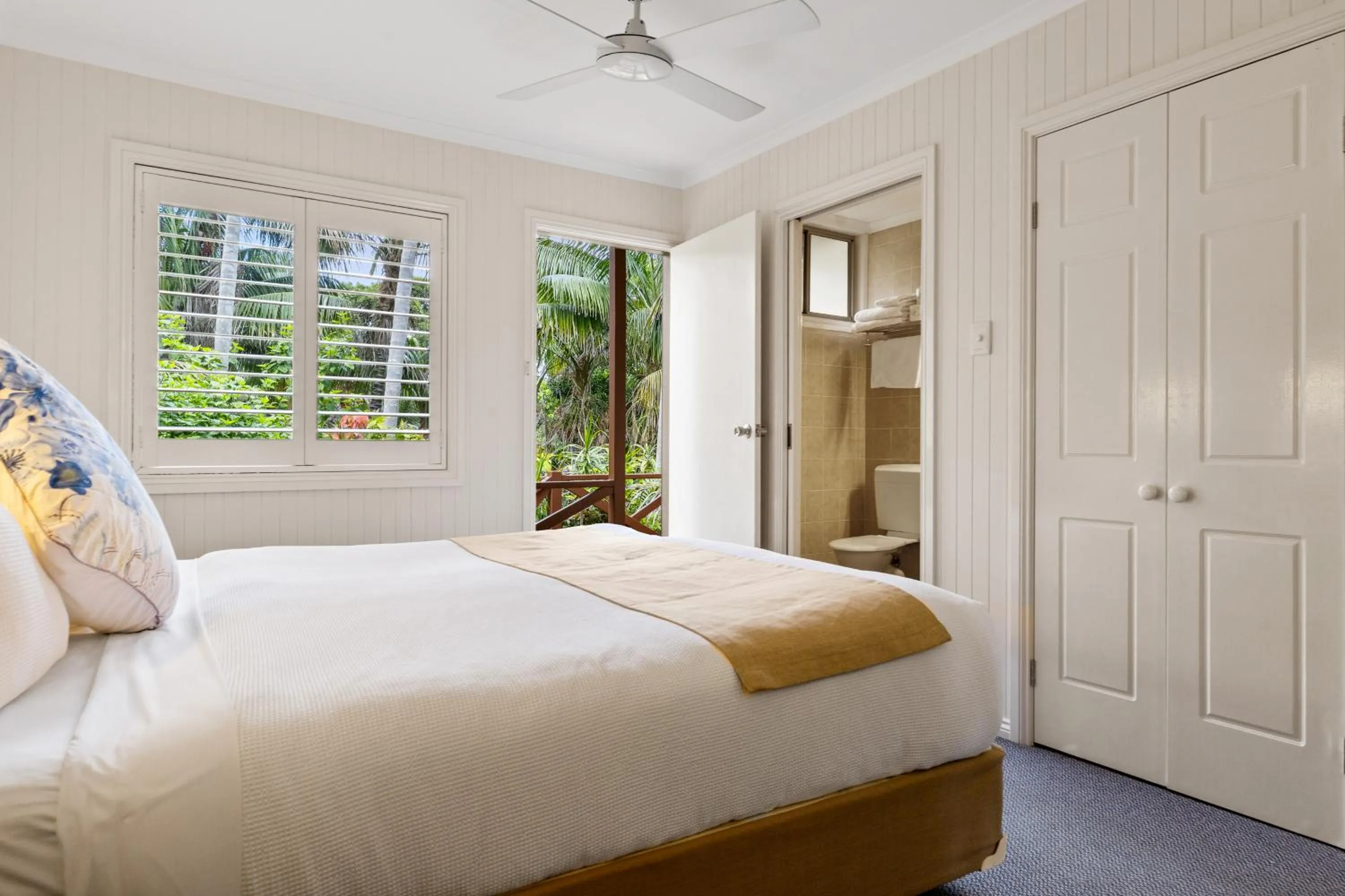 Bathroom, Bed in Lorhiti Apartments