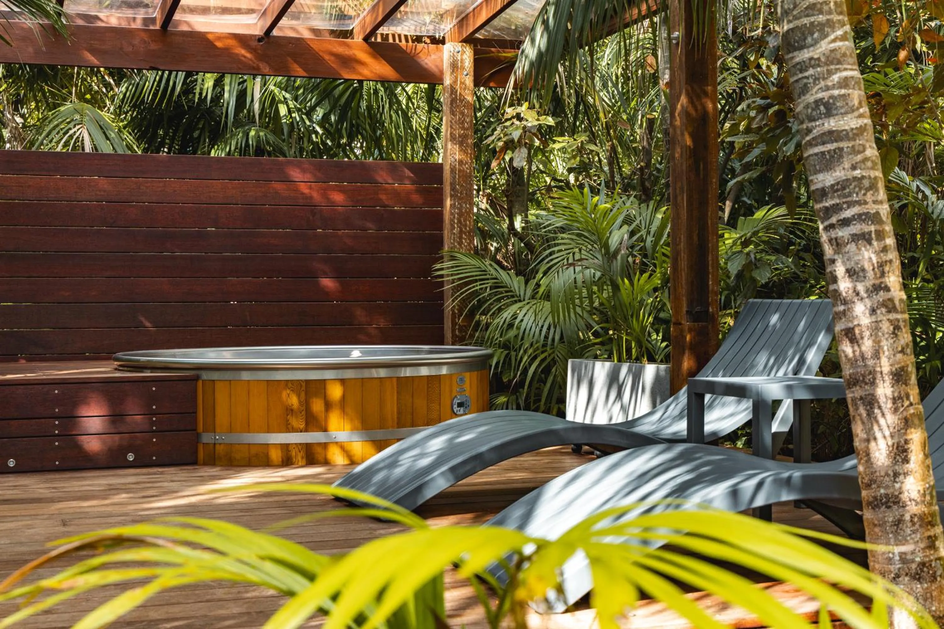 Hot Tub in Lorhiti Apartments