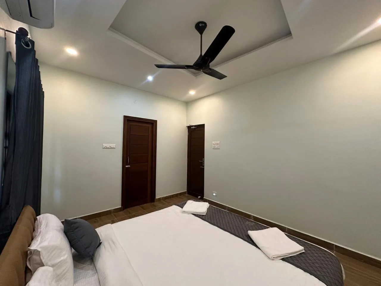 Photo of the whole room, Bed in Serene Villa