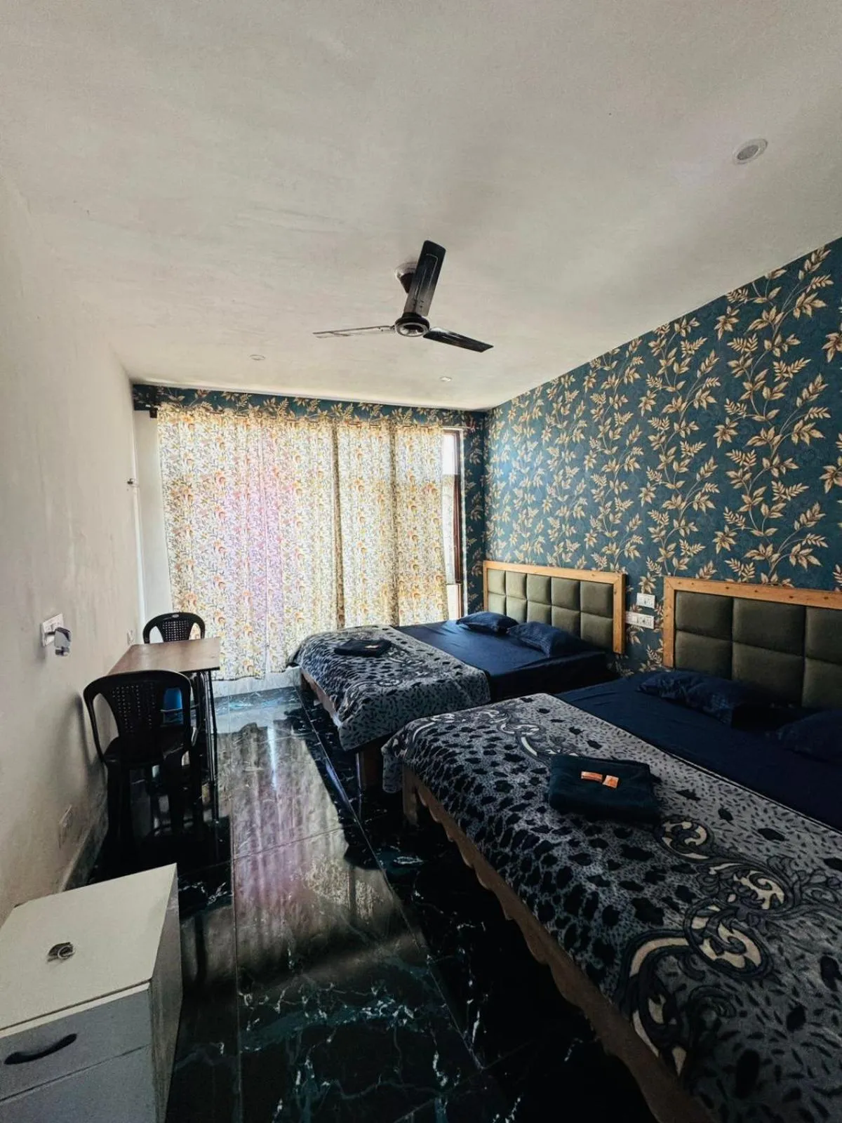 Photo of the whole room, Bed in Lakes and peaks