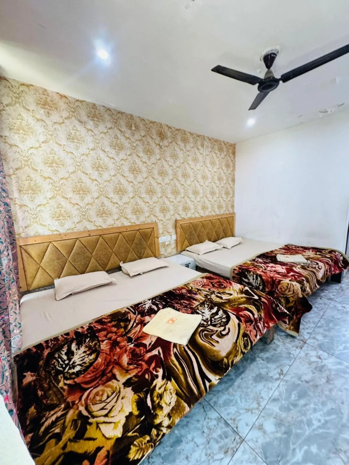 Photo of the whole room, Bed in Lakes and peaks