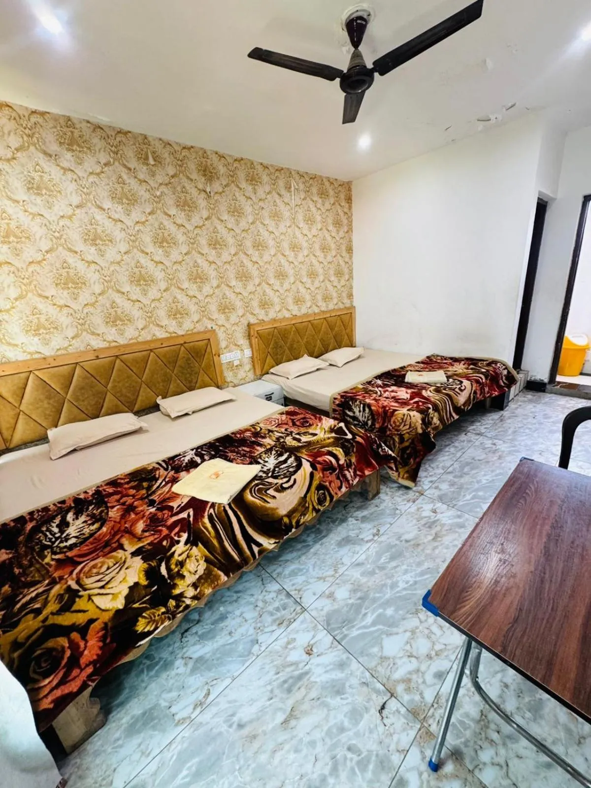 Photo of the whole room in Lakes and peaks