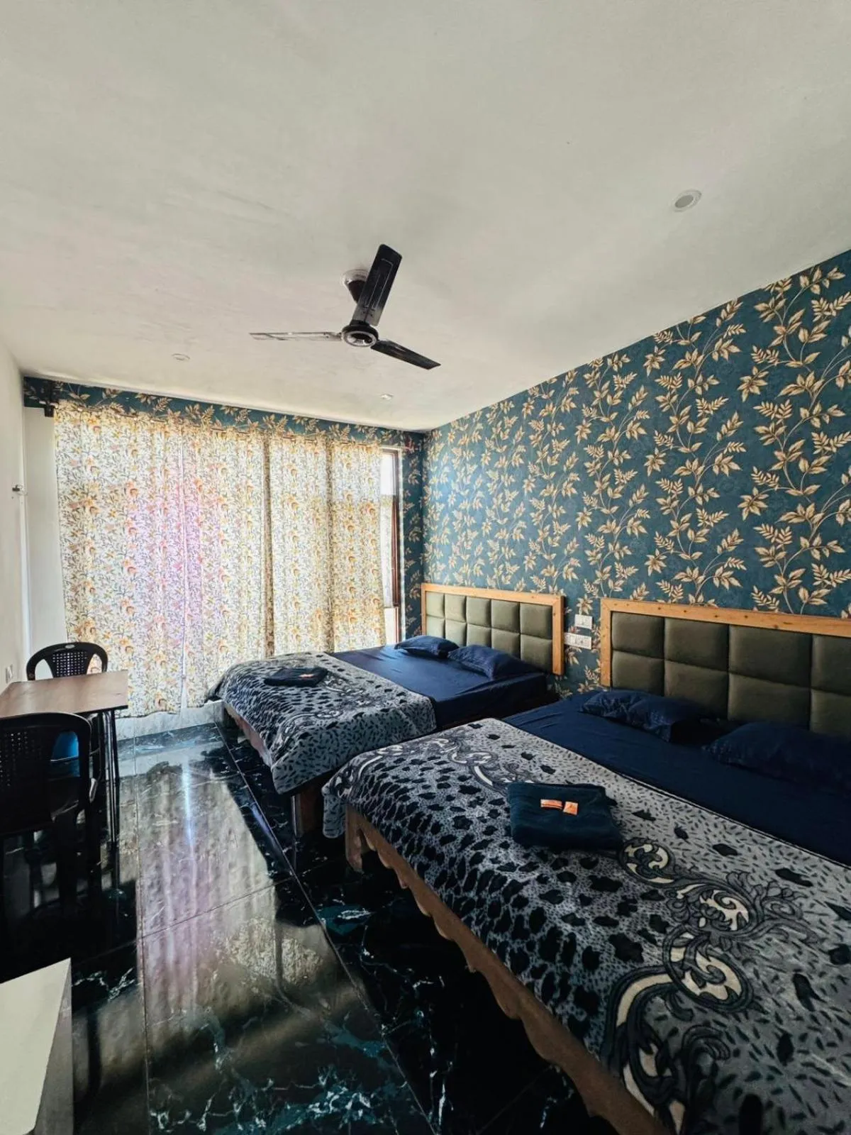 Photo of the whole room, Bed in Lakes and peaks