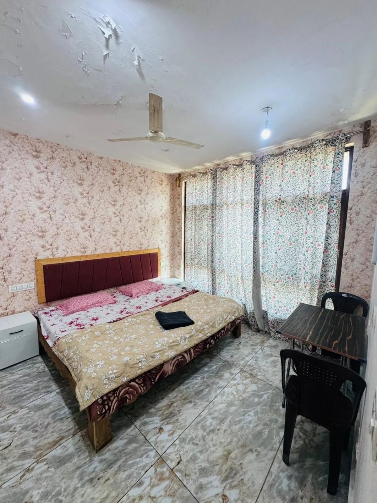 Photo of the whole room, Bed in Lakes and peaks