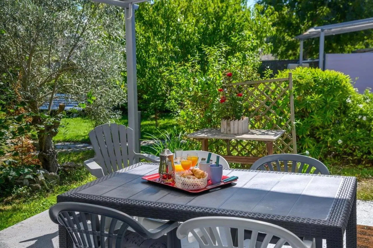 One-Bedroom Apartment with Garden View in L' Eclose Ty Gwen