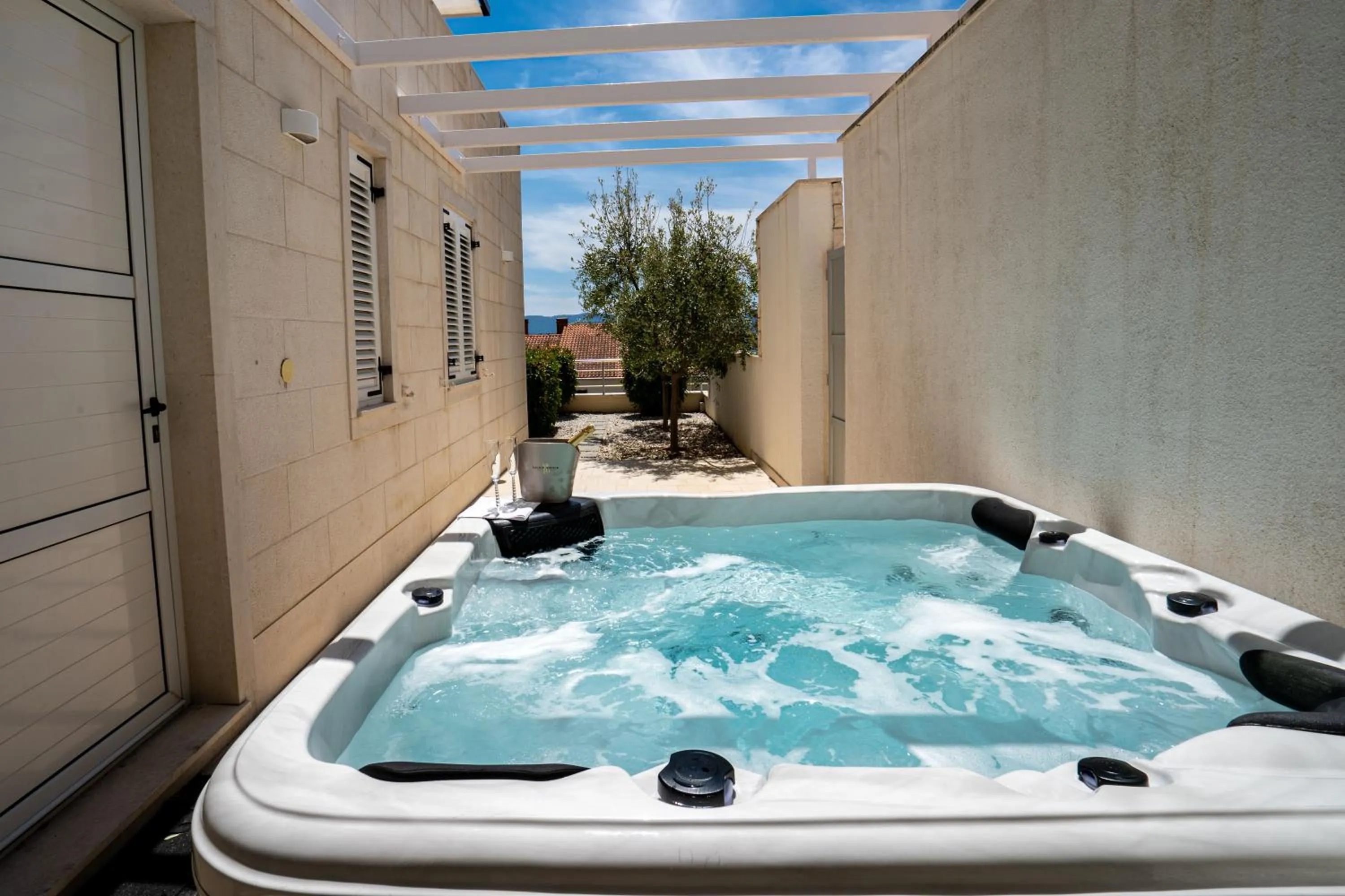 Hot Tub in Apartments Villa Azzurra Bol