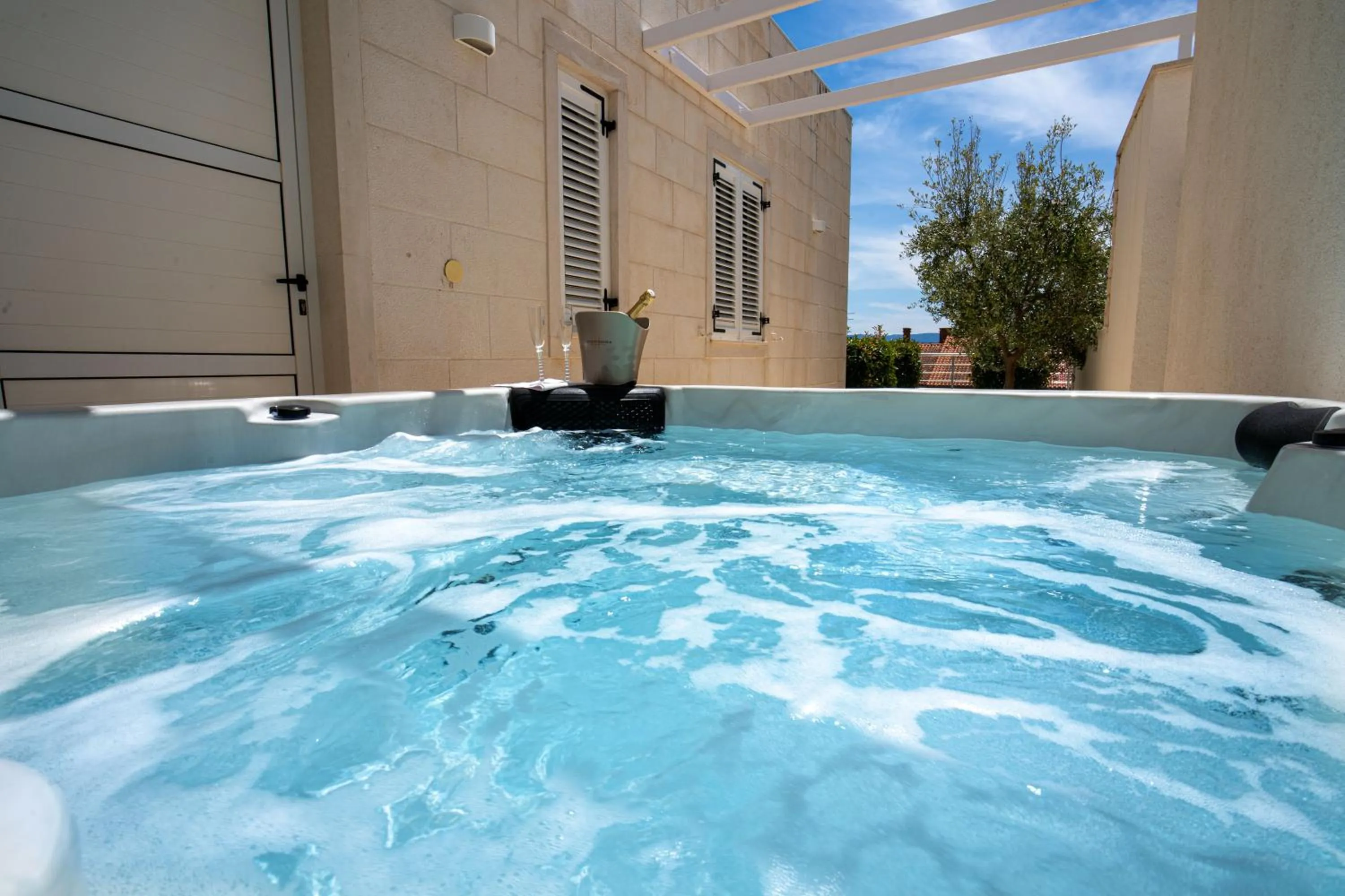 Hot Tub in Apartments Villa Azzurra Bol